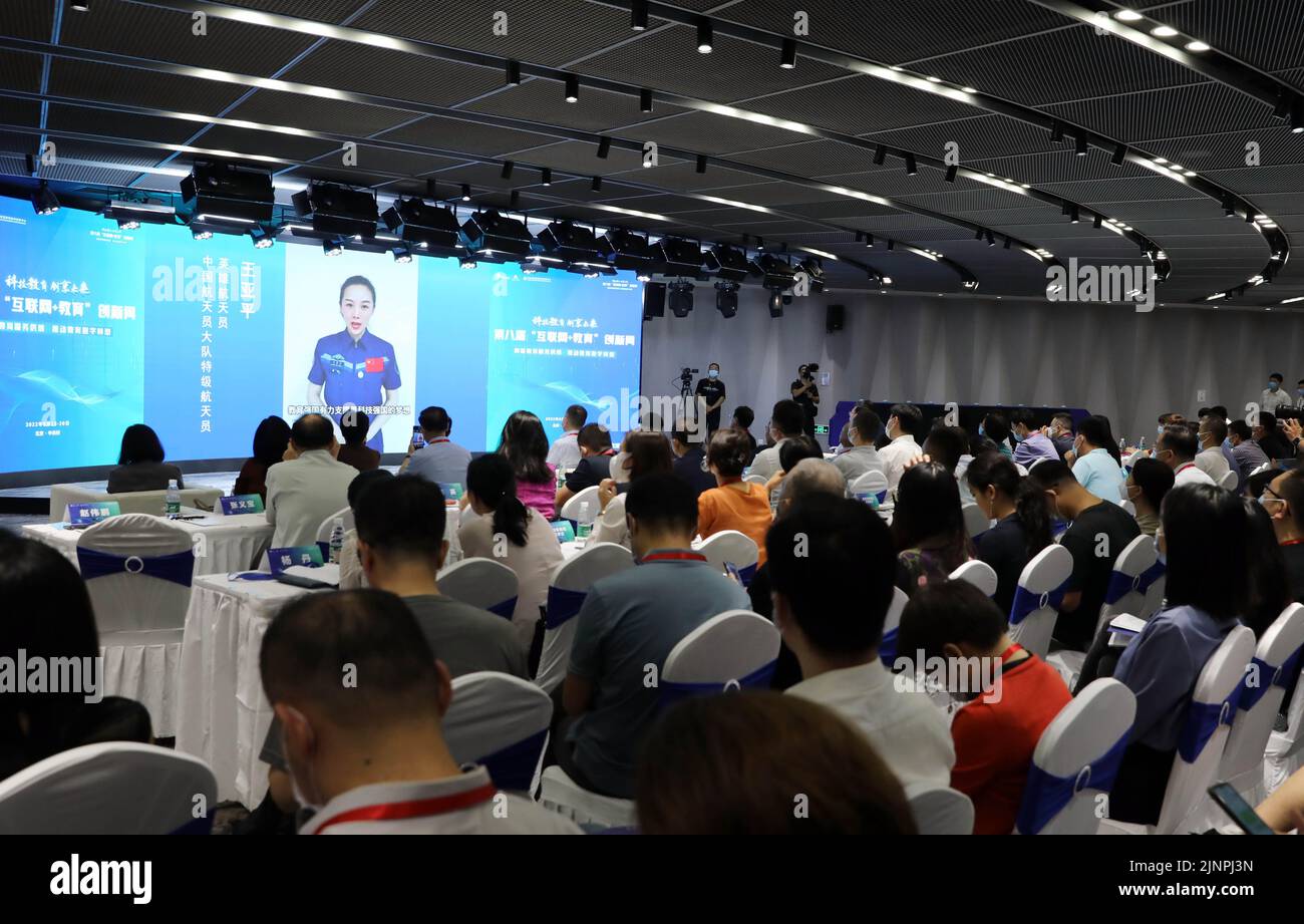 Pékin, Chine. 13th août 2022. L'astronaute chinois Wang Yaping partage son expérience en matière d'innovation dans l'éducation, dynamisé par le développement de la science et de la technologie par liaison vidéo, lors de la cérémonie d'ouverture de la huitième semaine de l'innovation dans l'éducation Internet plus à Beijing, capitale de la Chine, le 13 août 2022. Credit: Liu Lianfen/Xinhua/Alay Live News Banque D'Images
