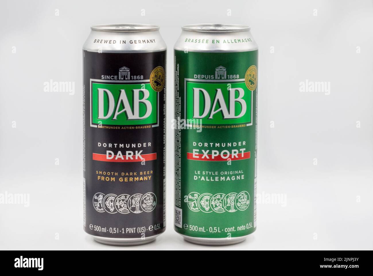 Kiev, Ukraine - 24 avril 2021: DAB sombre et exporter des canettes de bière allemandes gros plan sur fond blanc. Dortmunder Actien Brauerei est une brasserie allemande Banque D'Images