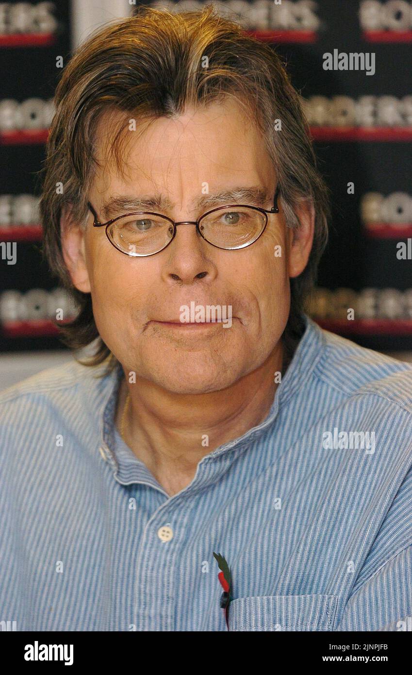 Photo du dossier datée du 07/11/06 de l'auteur Stephen King, l'auteur a exprimé son incrédulité après que Sir Salman Rushdie ait été poignardé sur scène dans l'État de New York.l'auteur britannique d'origine indienne, 75, dont l'écriture a mené à des menaces de mort de l'Iran en 1980s, A été de donner une conférence à l'établissement Chautauqua lorsque l'incident s'est produit, le laissant avec une blessure apparente à coups de couteau au cou. Date de publication : samedi 13 août 2022. Banque D'Images