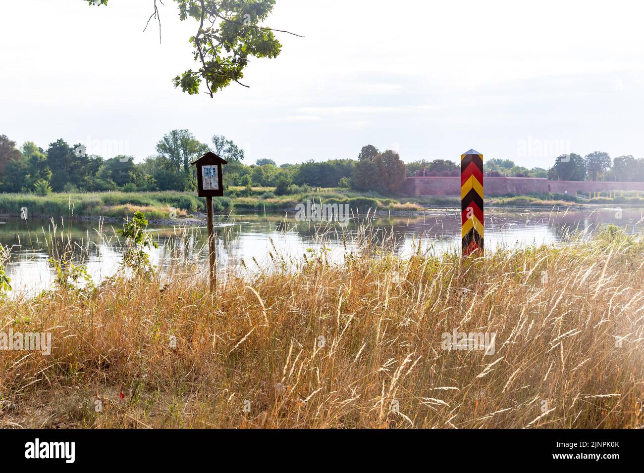 Allemagne. 13th août 2022. Le pôle frontalier allemand est vu par la rive de l'Oder près de Kustrien-Kietz sur Oder en Allemagne sur 13 août 2022. La rivière Oder, qui s'étend en partie à la frontière polonaise-allemande, aurait été contaminée par des polluants toxiques, chimiques ou biologiques. L'ampleur de la pollution est très importante, des tonnes de poissons morts ont été retirées de l'eau par des bénévoles. La contamination aurait commencé à Olawa, dans le sud de la Pologne. Les gens sont invités à ne pas entrer ou utiliser les eaux de la rivière. Le Premier ministre polonais, Mateusz Morawiecki, plaide pour une enquête approfondie et Banque D'Images