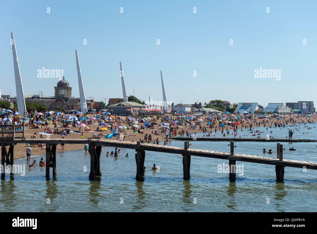 Quartier animé de Southend sur Sea Beach pendant la vague de chaleur d'août 2022. Week-end, les visiteurs des plages de Southend pendant la période chaude Banque D'Images