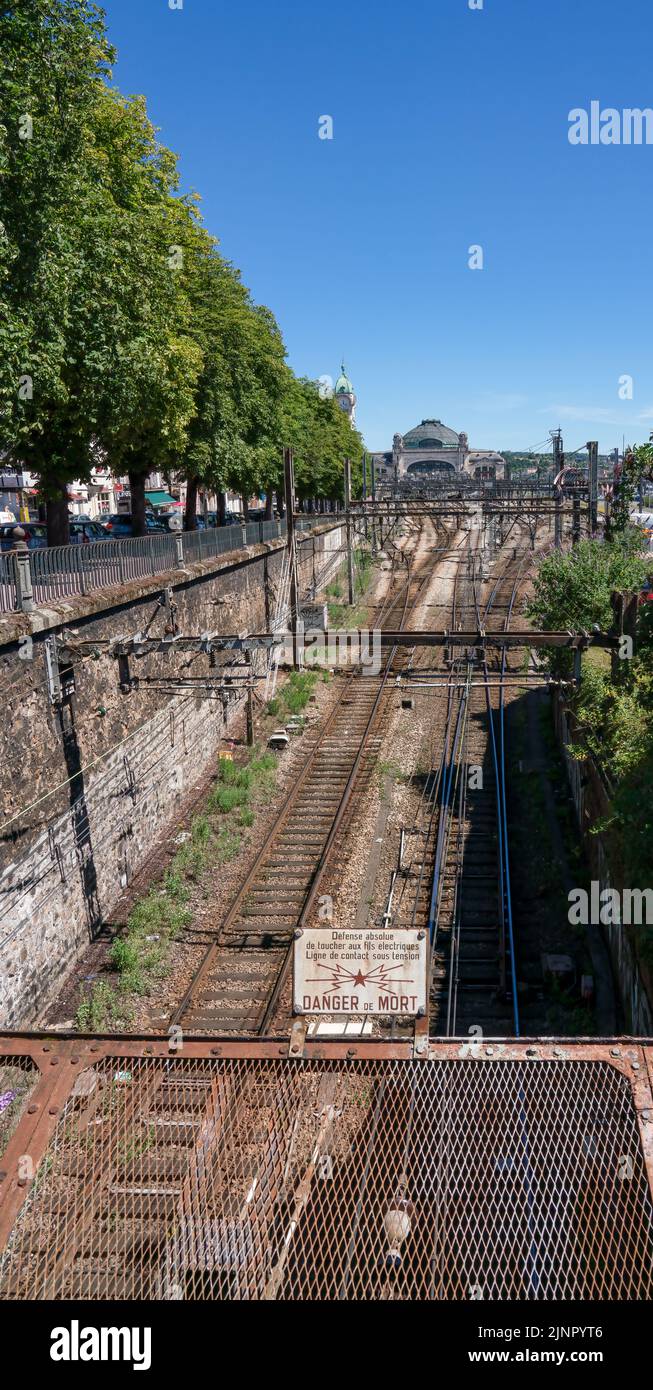 Des voies ferrées électriques mènent à la Gare de Limoges-Bénédictins, une célèbre gare de Limoges en France Banque D'Images