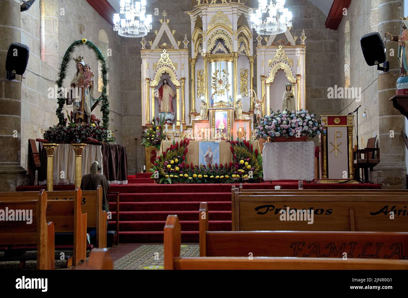 Les femmes dans l'église priant devant le sanctuaire Banque D'Images