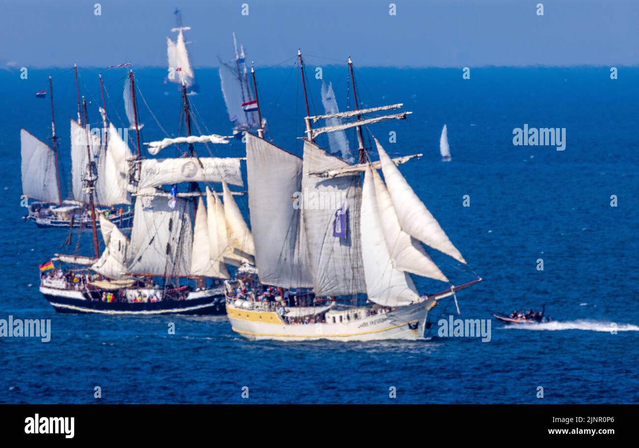 Rostock, Allemagne. 13th août 2022. Le bateau à voile néerlandais à trois mâts 'Marre Frison' et d'autres navires traditionnels redirigent vers le port de Warnemünde lors de croisières sur la mer Baltique au cours de la Hanse Sail (photo avec un téléobjectif puissant). Après l'annulation en 2020 en raison de la corona et de la plus petite édition jubilée l'année dernière, le Hanse Sail est à nouveau le plus grand festival folklorique maritime de Mecklembourg-Poméranie occidentale cette année avec 111 navires traditionnels et des centaines de milliers de visiteurs attendus. Credit: Jens Büttner/dpa/Alay Live News Banque D'Images