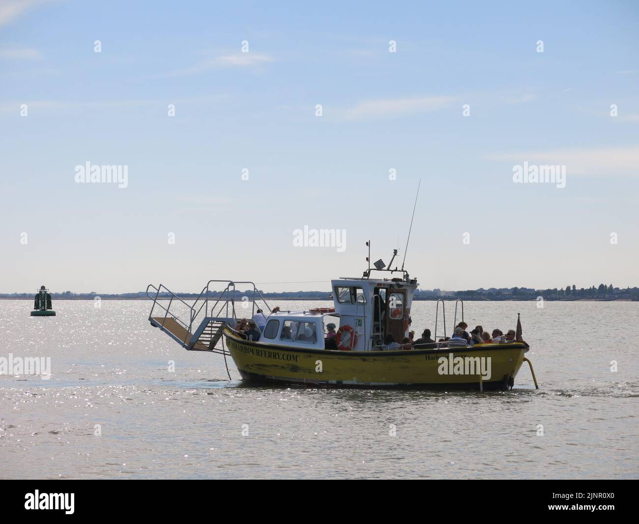 Le Little Yellow Harbour Ferry est un ferry à pied et à vélo qui relie Shotley et Felixstowe (fort Landguard) à Harwich dans l'Essex. Banque D'Images