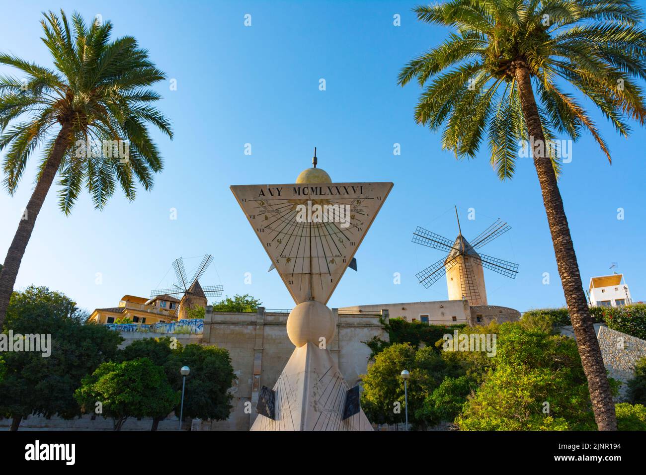 Palma de Majorque, Espagne. 17 juillet 2022 - dans la ville il y a beaucoup de cadrans solaires. C'est un ensemble de six cadrans solaires qui forment deux pyramides unies, dans un square Banque D'Images