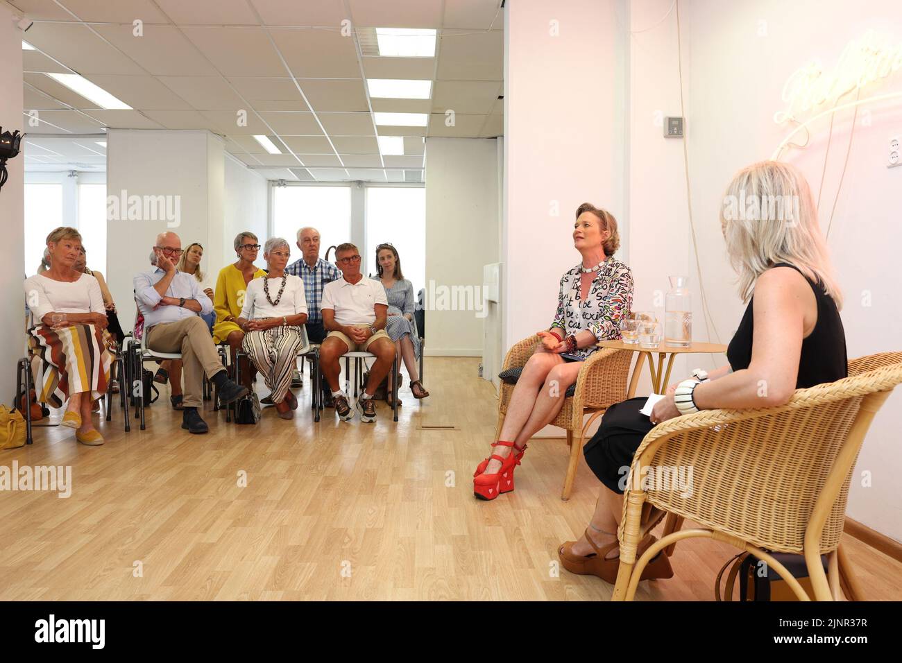 Aardenbug, pays-Bas. 13th août 2022. La princesse Delphine de Saxe-Coburg s'entretient avec Manuela Klerkx lors d'un "Artist Talk" royal dans le cadre de l'exposition "A Life" (06-28/08) au Kunstenfestival Aardenburg (16/07-04/09) à Aardenburg, Zeeland, pays-Bas, le samedi 13 août 2022. Kunstenfestival Aardenburg est une biennale pour l'art à la maison et dans les espaces extérieurs BELGA PHOTO KURT DESPLENTER crédit: Belga News Agency/Alay Live News Banque D'Images