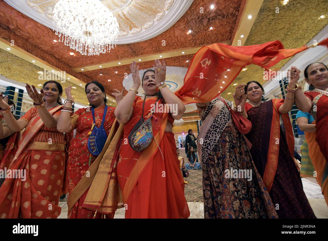 13 août 2022, Karkar dooma, Delhi est, Inde: Hare Rama Hare Krishna les adeptes de la danse dans le kirtan (masse dieu prie comme chanson spirituelle et danse) pendant sur les disciples de l'iskcon célébrant l'anniversaire de lord Krishna comme janamashtmi, à l'est de Delhi samedi (Credit image: © Ravi Batra/ZUMA Press Wire) Banque D'Images