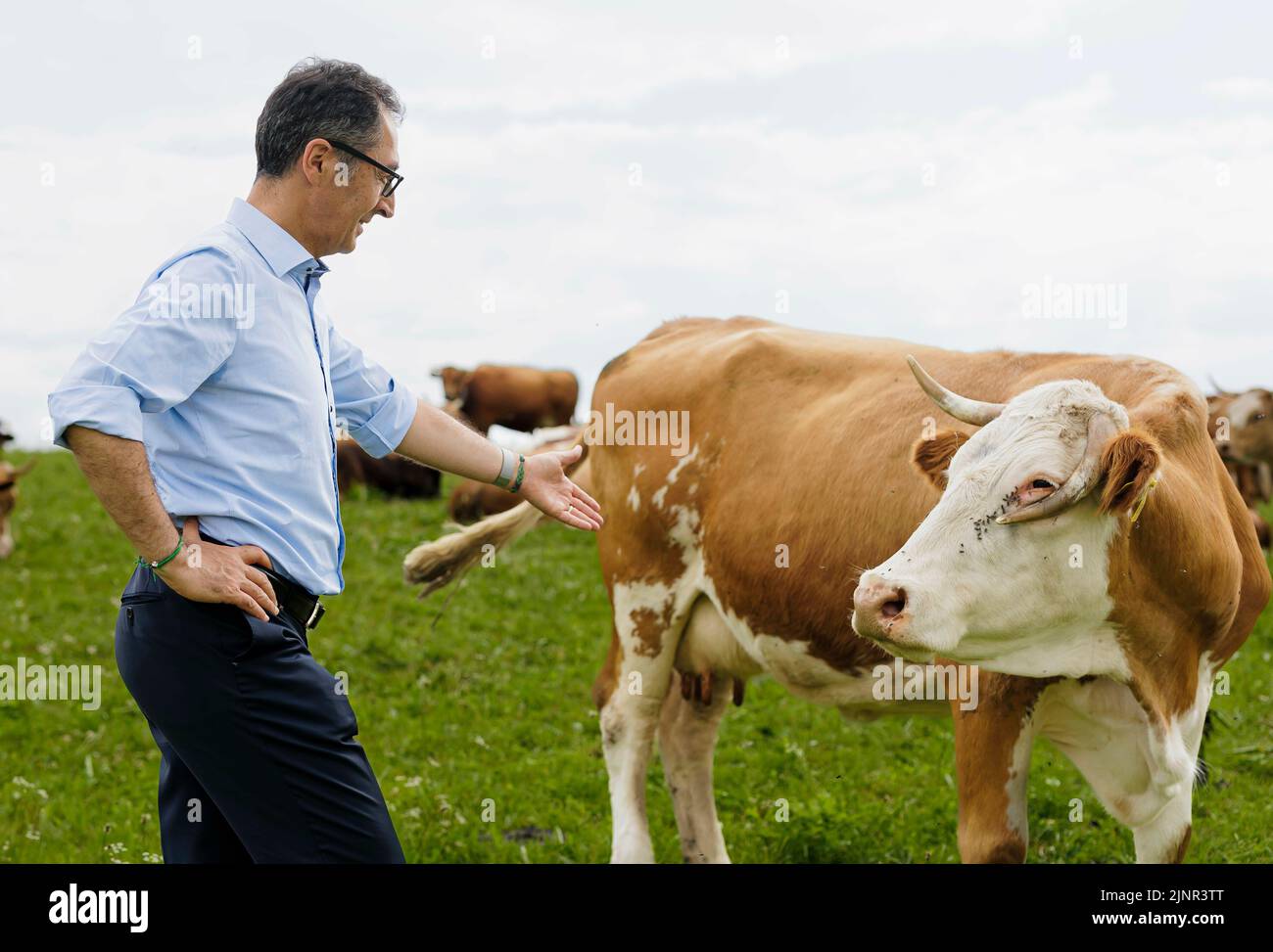 CEM Oezdemir (Bündnis 90/Die Grünen), ministre fédéral de l'Agriculture et de l'alimentation, visite une ferme de Demeter à Holzkirchen, 16 juin 2022. Banque D'Images