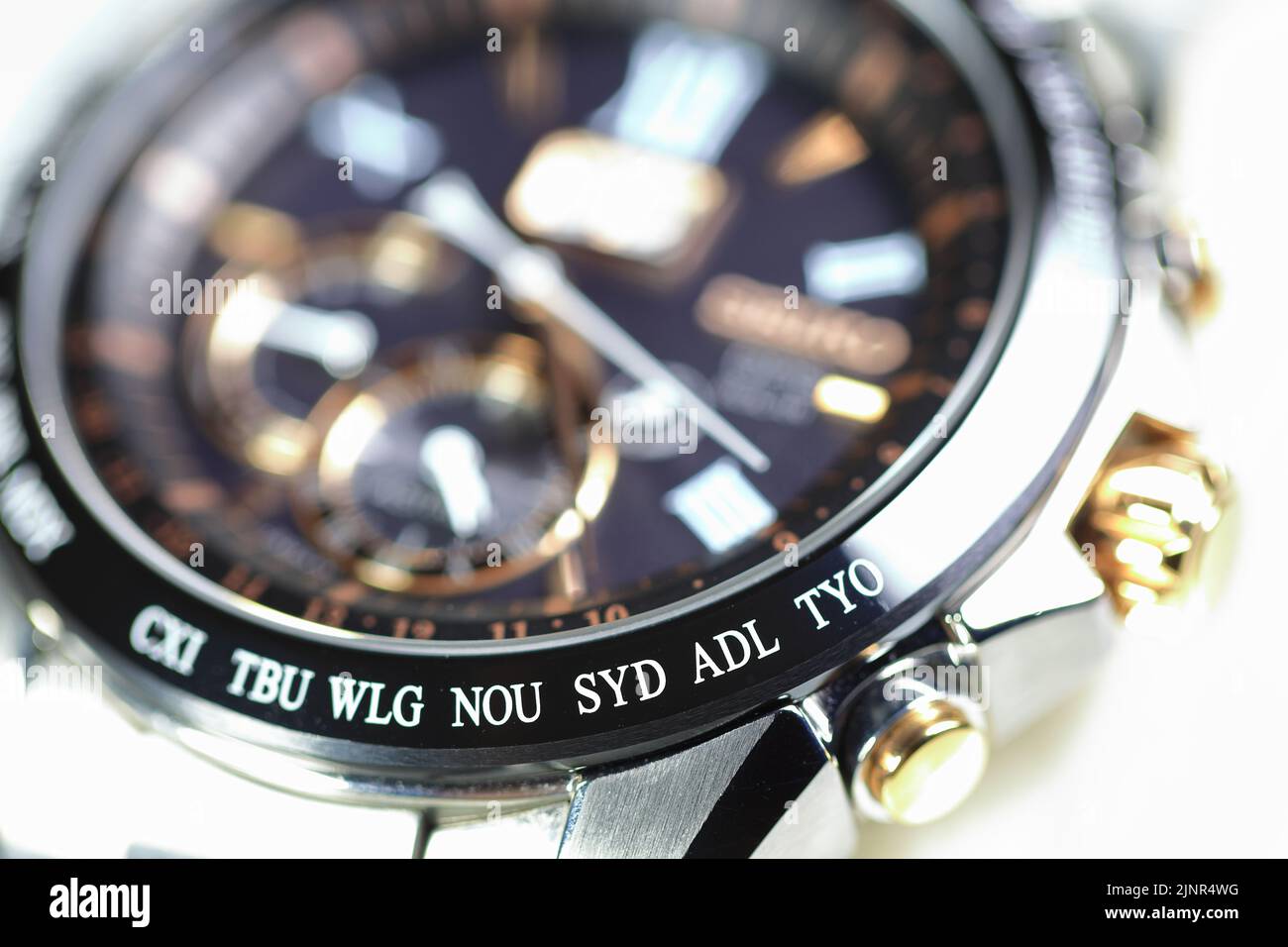 Gros plan peu profond fuseau horaire villes code sur le cadre de luxe de montre du temps du monde sur SYD Sydney, ADL Adelaide, NEU Neumea, TYO Tokyo. Banque D'Images