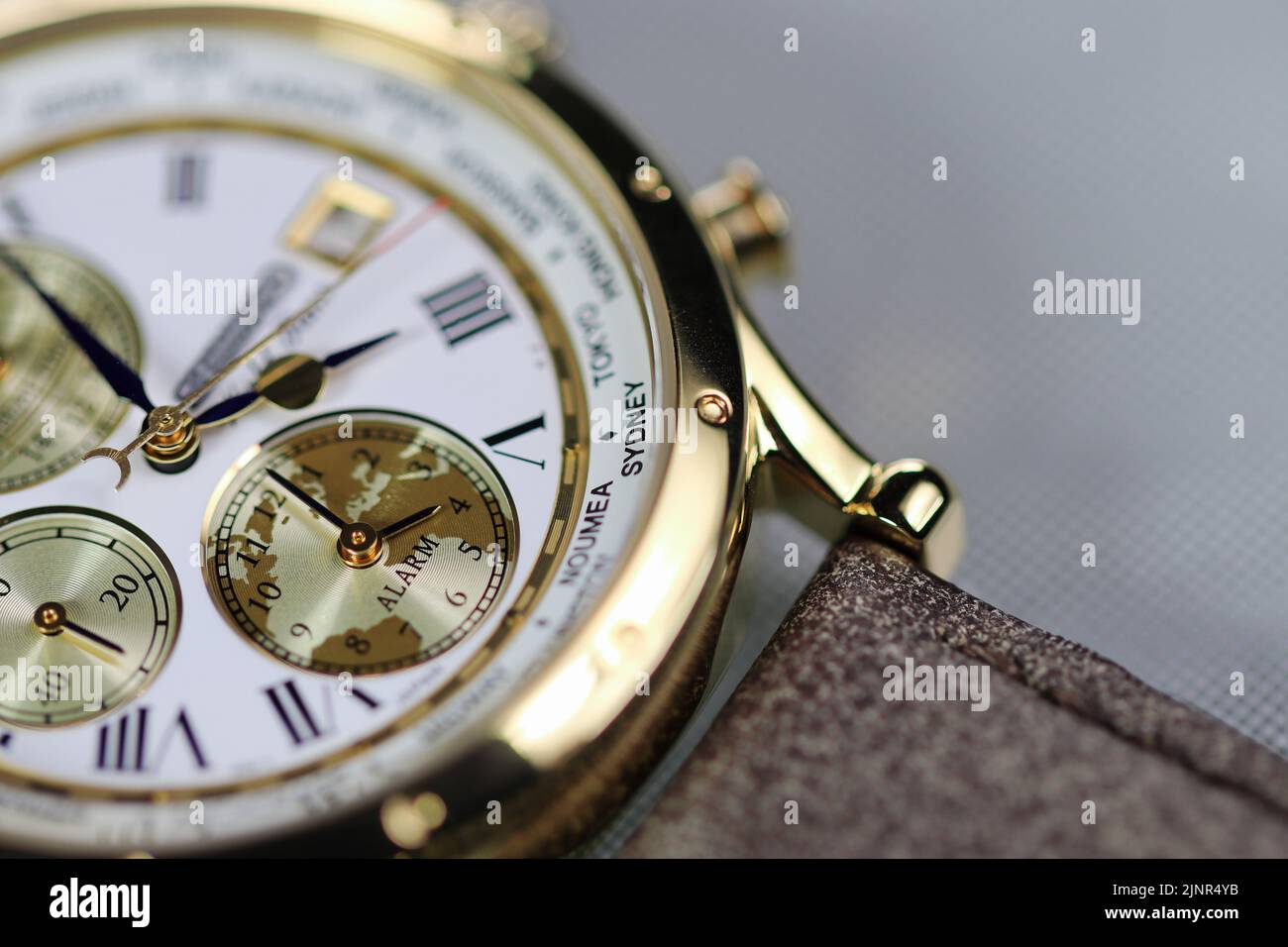 Gros plan peu profond fuseau horaire villes code sur le cadre de luxe de montre du temps du monde à Sydney, Neumea, Tokyo. Banque D'Images