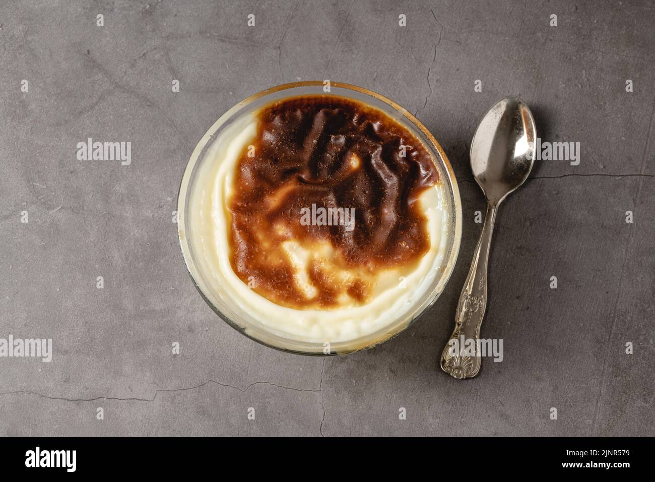 Dessert turc traditionnel boulangerie riz pudding turc nom Fırın Sutlac dans un bol en verre Banque D'Images