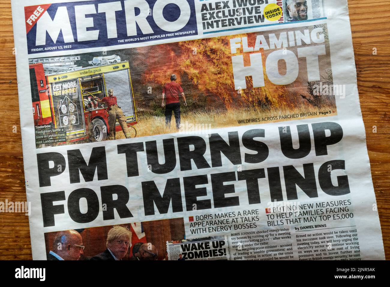 12 août 2022 le titre de la première page du journal Metro se lit le PM se présente pour la réunion. Fait référence au manque d'action perçu par Boris Johnson suite à son accord de démissionner de son poste de Premier ministre. Banque D'Images