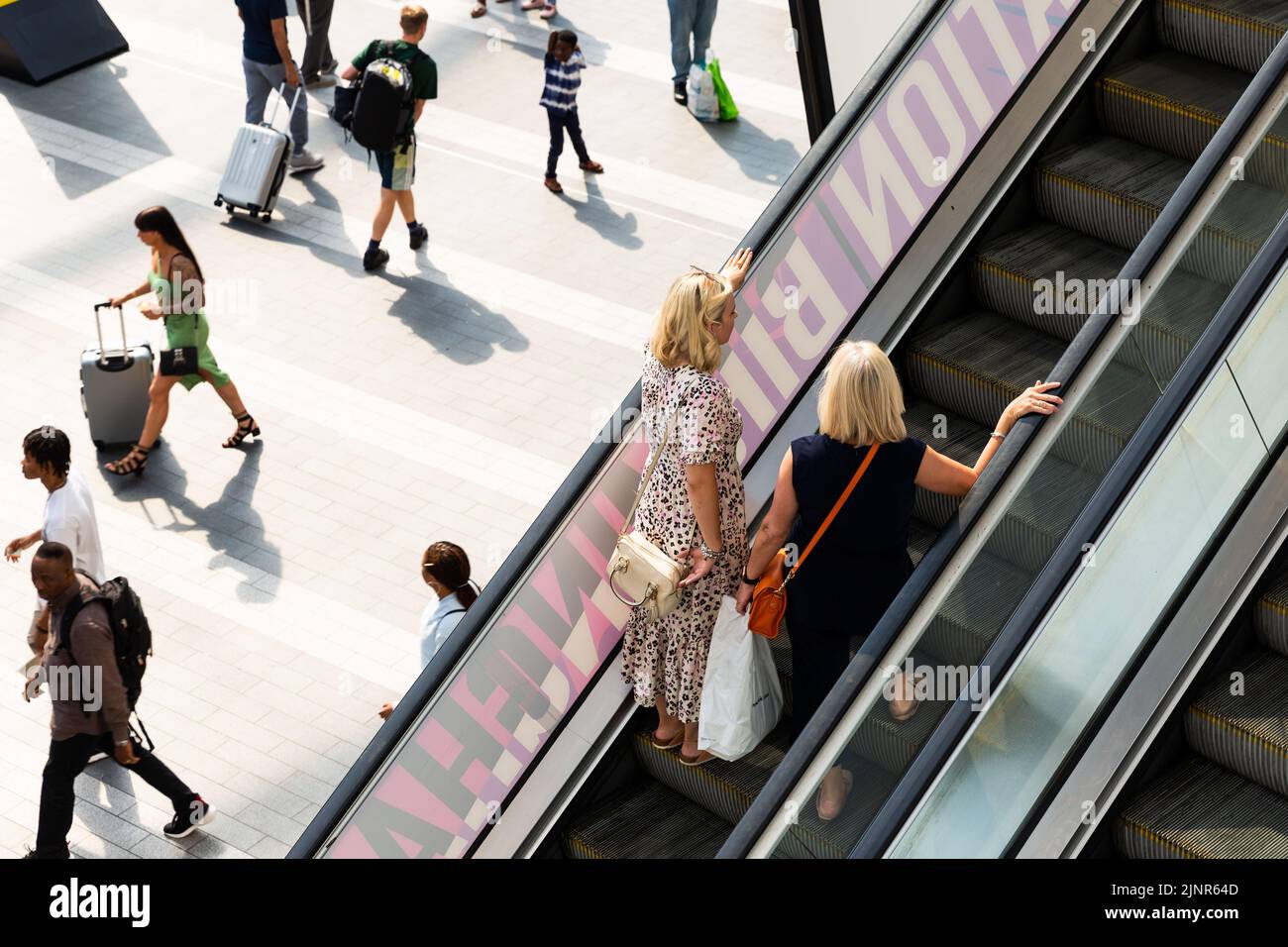 BIRMINGHAM, ROYAUME-UNI - 9 AOÛT 2022. Le foyer intérieur et le hall de la gare de Birmingham New Street avec les navetteurs, les passagers et les shoppers usi Banque D'Images