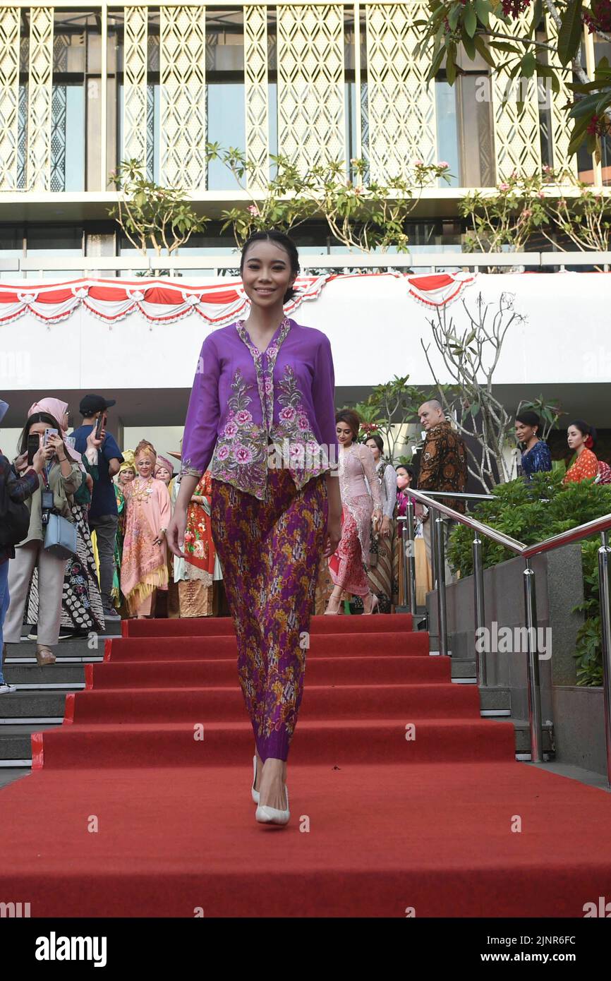 Jakarta, Indonésie. 13th août 2022. Une femme habillée à Kebaya, un costume traditionnel indonésien, est vue lors d'un spectacle de mode public gratuit à Jakarta, Indonésie, le 13 août 2022. Credit: Zulkarnain/Xinhua/Alamy Live News Banque D'Images