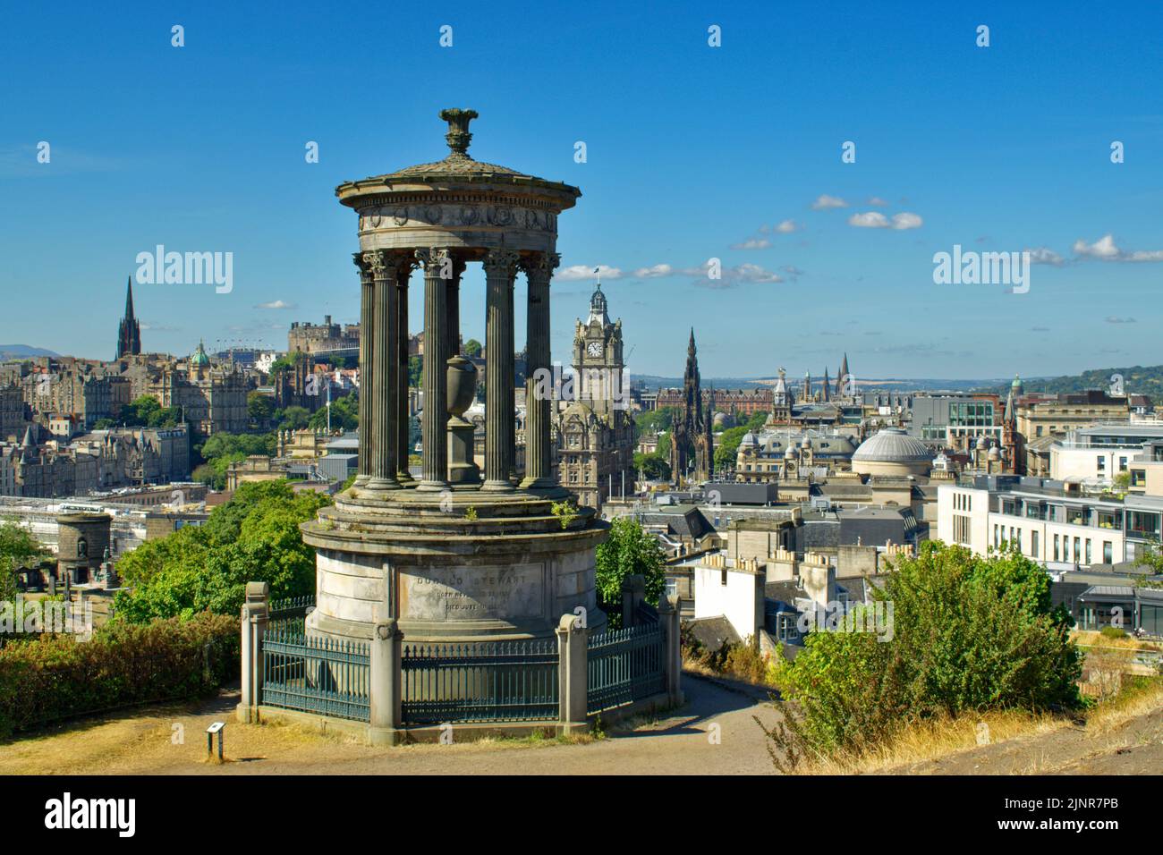 EDINBURGH SCOTLAND CALTON HILL LE MÉMORIAL DUGALD STEWART AVEC VUE SUR LA VILLE LORS D'UNE JOURNÉE CHAUDE EN ÉTÉ Banque D'Images