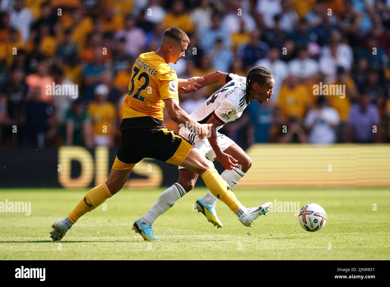 Leander Dendoncker de Wolverhampton Wanderers (à gauche) et Bobby de Decordova-Reid de Fulham se battent pour le ballon lors du match de la Premier League au stade Molineux, à Wolverhampton. Date de la photo: Samedi 13 août 2022. Banque D'Images