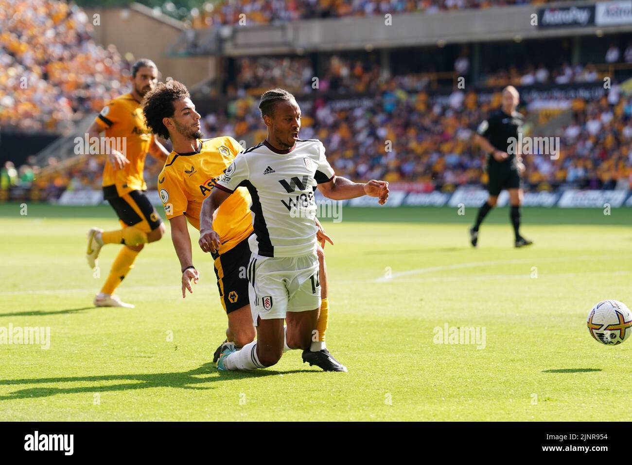 Bobby de Decordova-Reid de Fulham est attaqué par Rayan ait-Nouri de Wolverhampton Wanderers lors du match de la Premier League au stade Molineux, Wolverhampton. Date de la photo: Samedi 13 août 2022. Banque D'Images