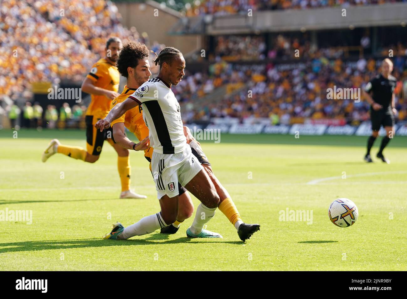 Bobby de Decordova-Reid de Fulham est attaqué par Rayan ait-Nouri de Wolverhampton Wanderers lors du match de la Premier League au stade Molineux, Wolverhampton. Date de la photo: Samedi 13 août 2022. Banque D'Images