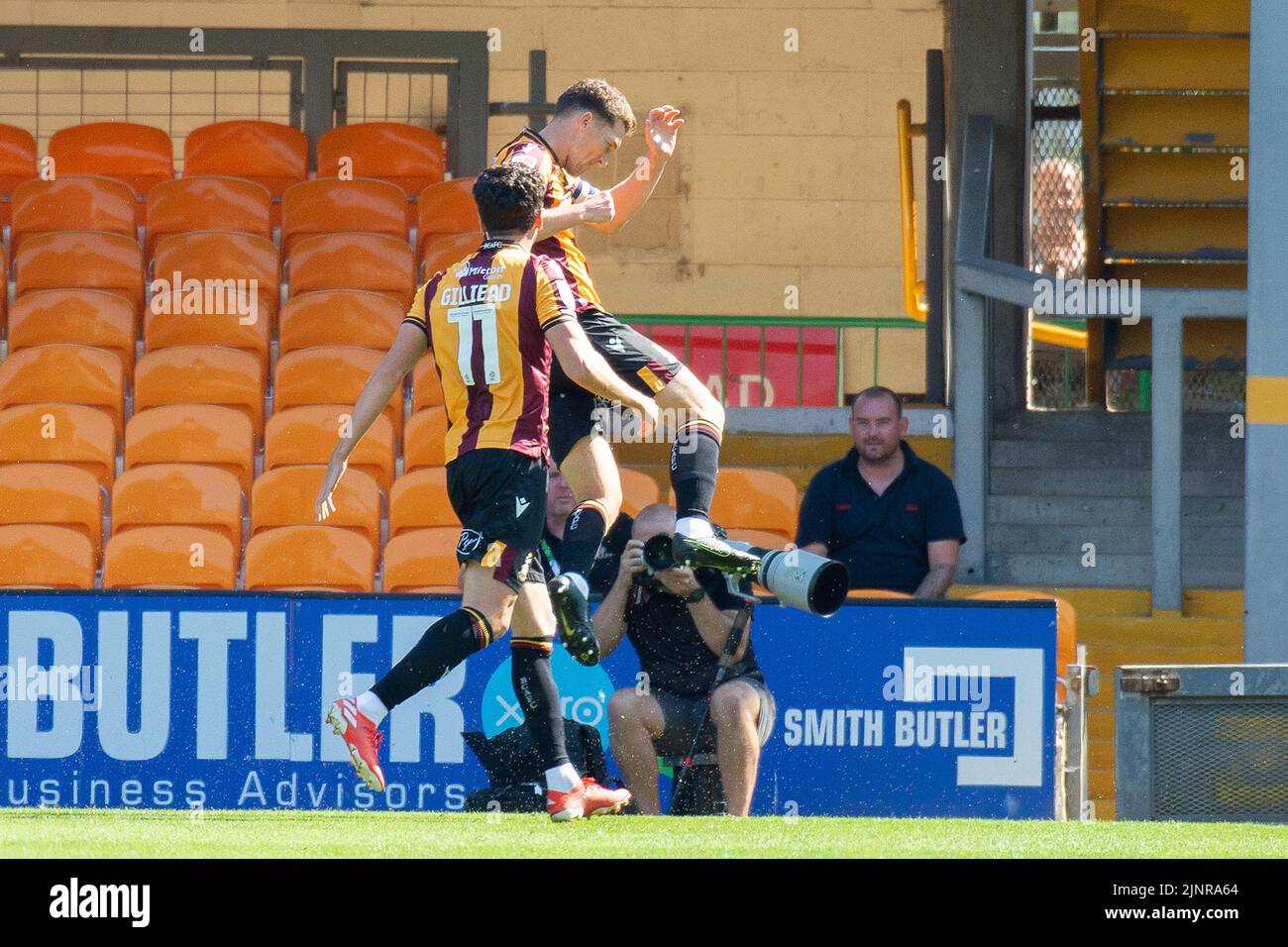 Bradford, Royaume-Uni. 13th août 2022. Richie Smallwood, de Bradford City (r) célèbre après avoir atteint le but 1st de ses équipes. EFL Skybet football League Two Match, Bradford City et Newport County au stade de l'université de Bradford à Bradford, dans le Yorkshire, le samedi 13th août 2022. Cette image ne peut être utilisée qu'à des fins éditoriales. Utilisation éditoriale uniquement, licence requise pour une utilisation commerciale. Pas d'utilisation dans les Paris, les jeux ou un seul club/ligue/joueur publications.pic par crédit: Andrew Orchard sports photographie/Alamy Live News Banque D'Images