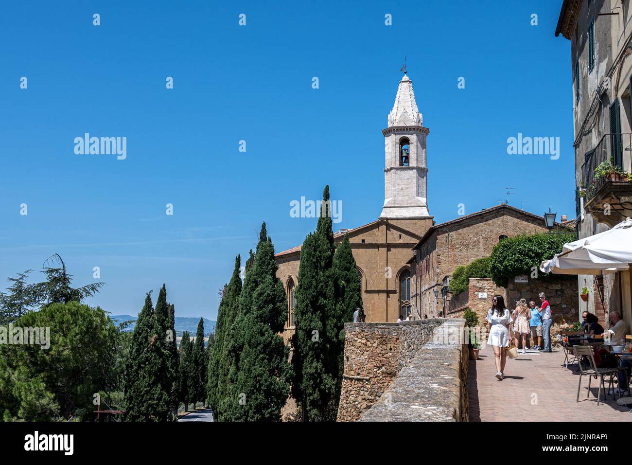 Touristes et cafés le long de la passerelle au-dessus des murs de Pienza, Toscane Banque D'Images