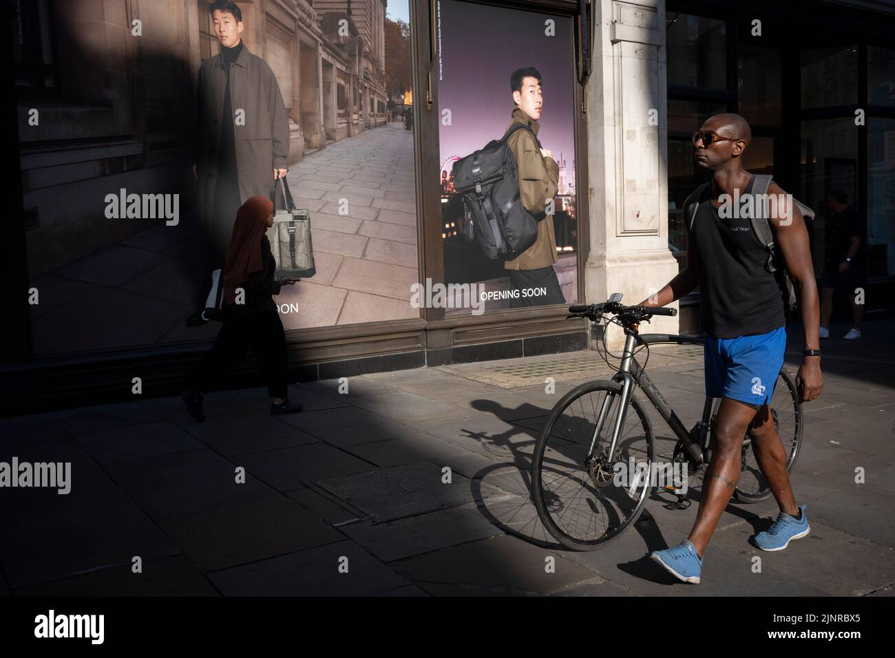 Les clients marchent devant une boutique de vêtements pour hommes qui ouvrira bientôt sur Regent Street dans le West End, le 12th août 2022, à Londres, en Angleterre. Après que la Banque d'Angleterre ait augmenté ses taux d'intérêt à 1,75%, il est certain que la Grande-Bretagne sera en récession d'ici le quatrième trimestre de 2022 et que l'inflation va encore augmenter. Banque D'Images