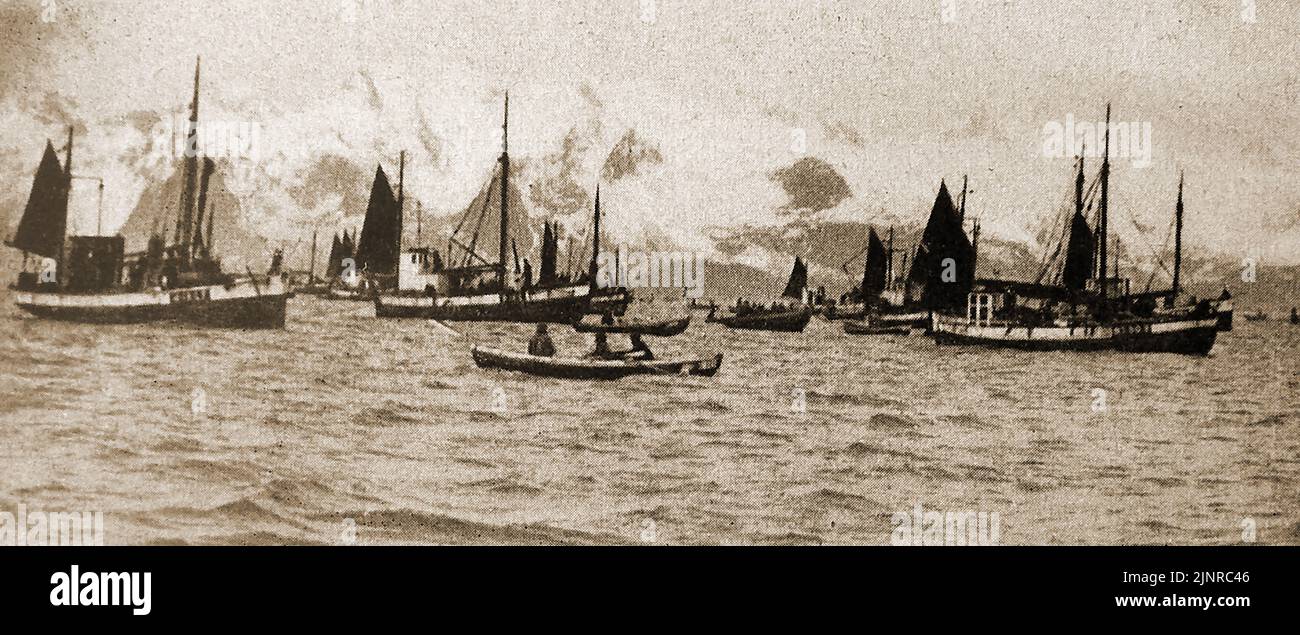 Une photographie des années 1940 de la flotte de pêche de Lofoten (Norvège) qui possède aujourd'hui la zone de pêche à la morue la plus riche du monde. L'industrie vieille de 1000 ans est concentrée chaque hiver à Lofoten lorsque le ruisseau du golfe fournit les conditions appropriées pour la fraye de la morue. ---- et fiskeflåte fra 1940-tellet som i dag kan skryte av verdens rikeste torskefekeområde. Den 1000 år gamle næringen konsentreres hver vinter i Lofoten når Golfstrømmen gir akkurat de rette forholdene pour gyting av torsk. Banque D'Images