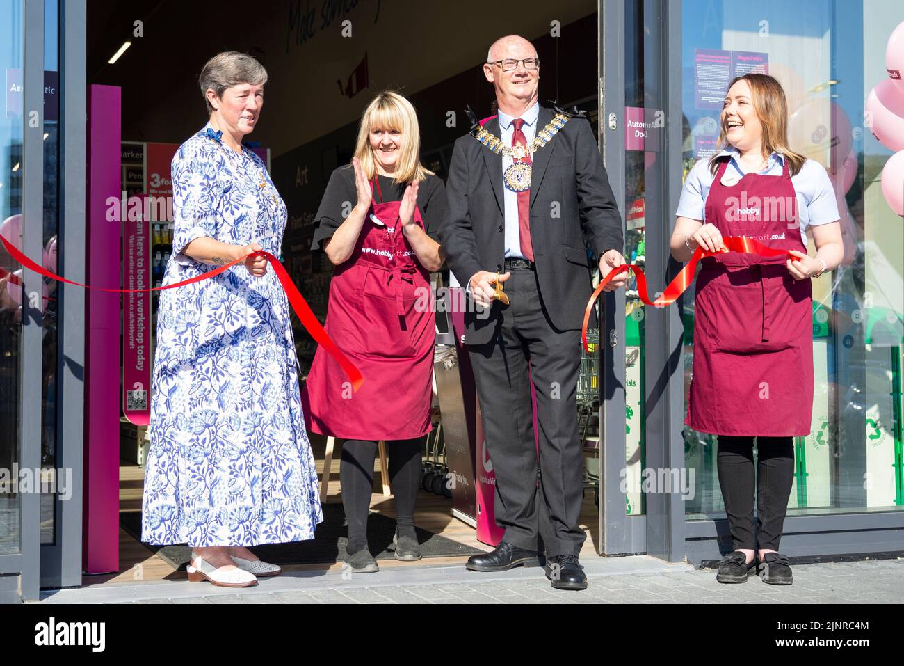 Ouverture officielle d'un nouveau magasin de bricolage à Southend on Sea, Essex, Royaume-Uni. Le maire de Southend, le conseiller Kevin Robinson, à la cérémonie de découpe du ruban Banque D'Images