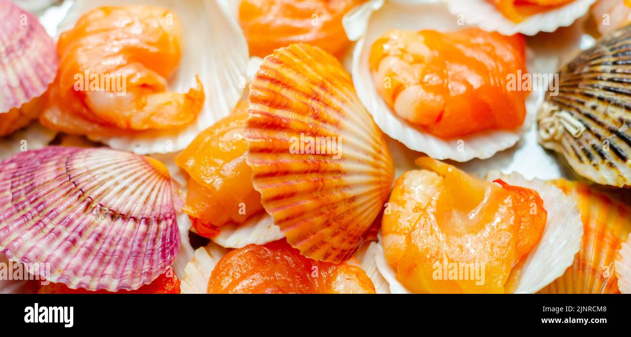 Crevettes d'eau chaude enveloppées de saumon écossais saumué avec du sel de mer et du sucre demerara fumé sur du chêne, de la tourbe et des copeaux de cerisier servis dans la nature Banque D'Images