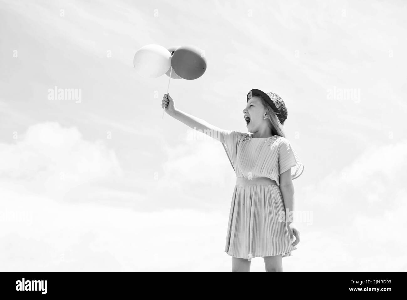 jolie jeune fille avec ballons de fête à l'extérieur, anniversaire Banque D'Images