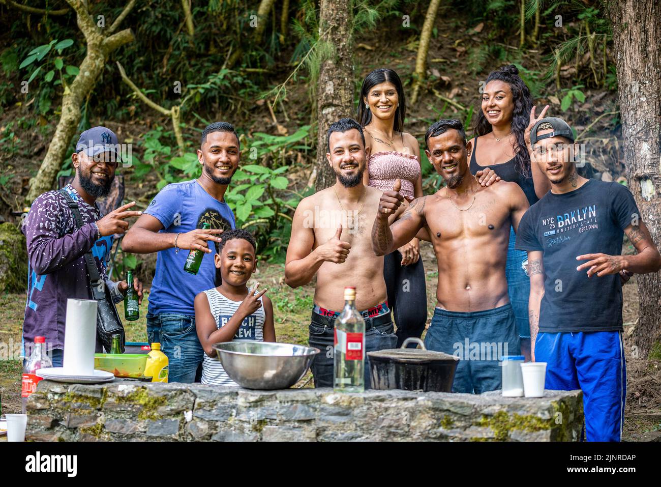 Jeunes créoles ayant un barbecue en plein air, Ile de la Réunion, France Banque D'Images