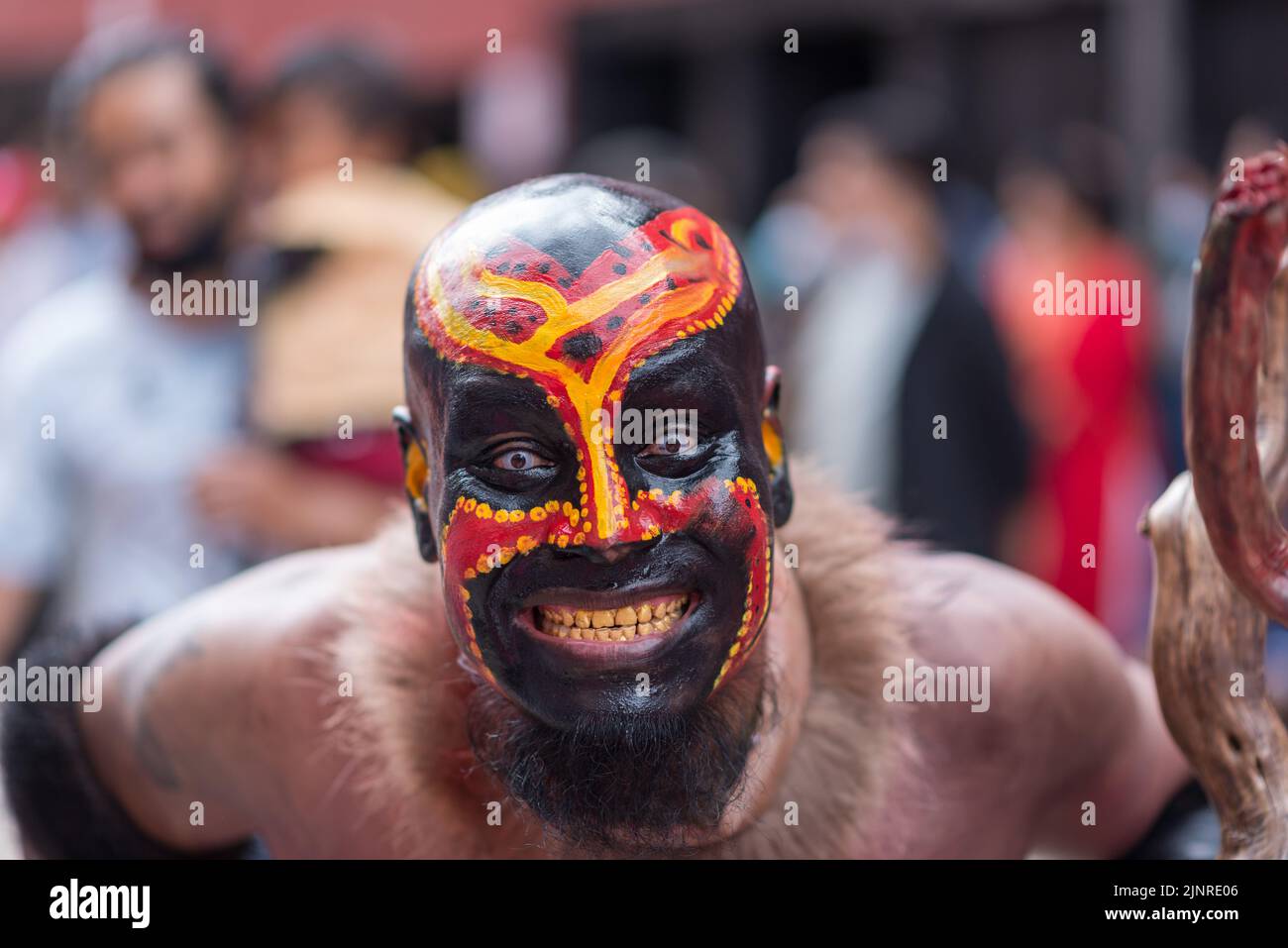 Katmandou, Népal. 13th août 2022. Un homme au visage peint vu pendant la procession du Gai Jatra ou du festival de la vache. Les gens célèbrent Gai Jatra ou festival de la vache en mémoire des âmes qui ont quitté l'année dernière pour le salut et la paix. On croit que les vaches guident les âmes dévachées pour traverser la rivière pour arriver au ciel. (Photo de Bivas Shrestha/SOPA Images/Sipa USA) crédit: SIPA USA/Alay Live News Banque D'Images
