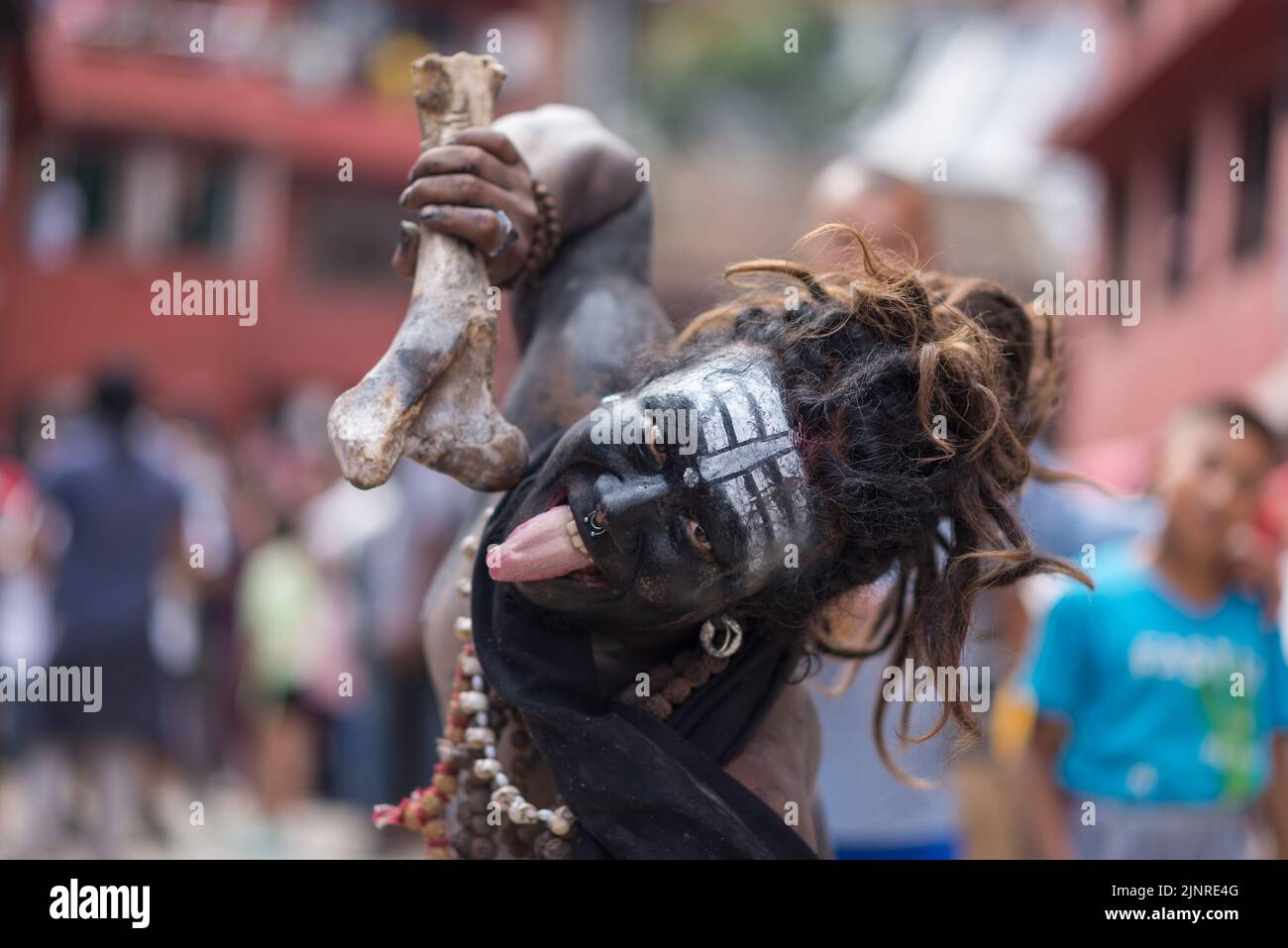 Katmandou, Népal. 13th août 2022. Un homme au visage peint vu pendant la procession du Gai Jatra ou du festival de la vache. Les gens célèbrent Gai Jatra ou festival de la vache en mémoire des âmes qui ont quitté l'année dernière pour le salut et la paix. On croit que les vaches guident les âmes dévachées pour traverser la rivière pour arriver au ciel. (Photo de Bivas Shrestha/SOPA Images/Sipa USA) crédit: SIPA USA/Alay Live News Banque D'Images