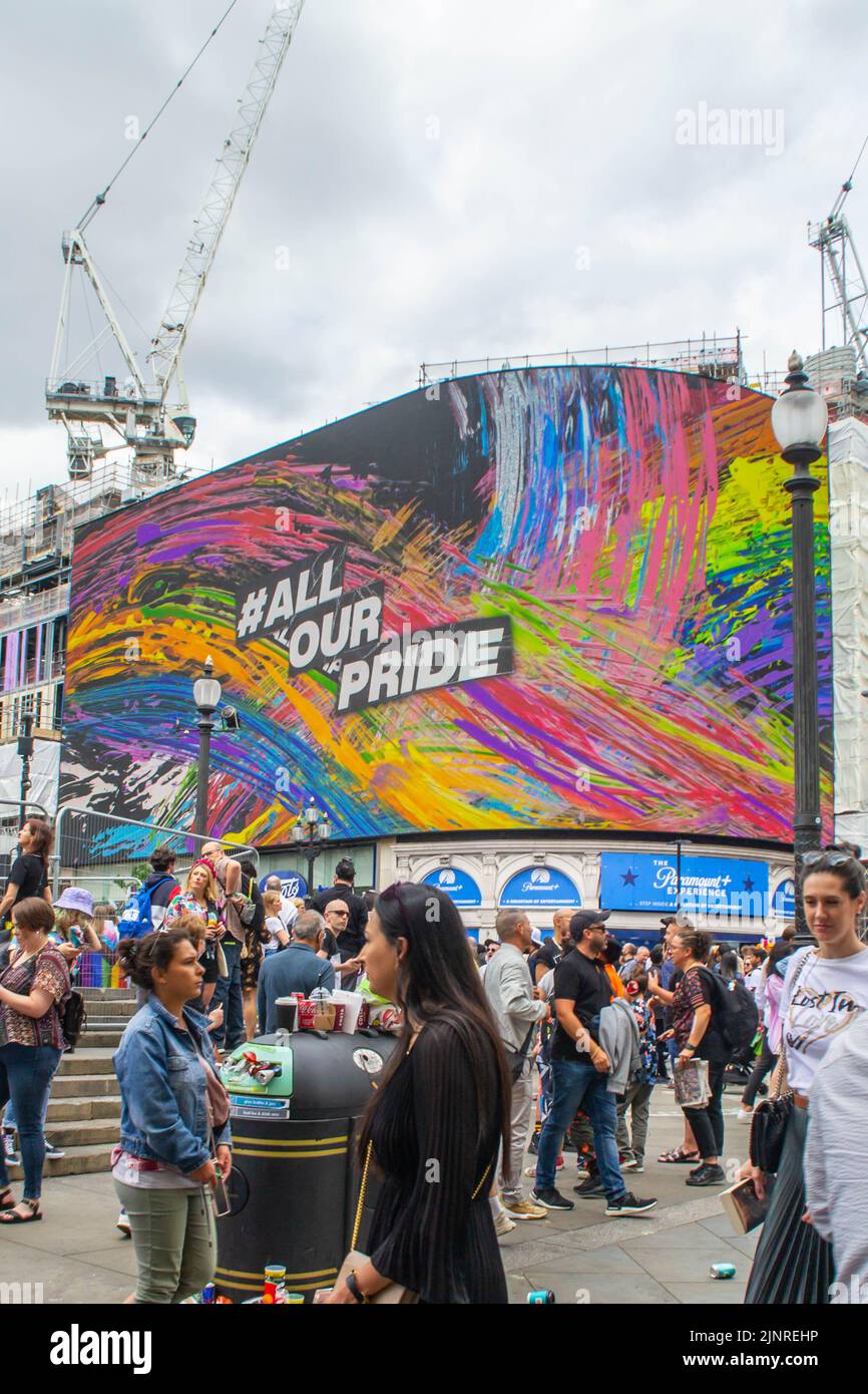 LONDRES, ANGLETERRE- 2nd juillet 2022 : écran principal de Piccadilly Lights à Pride in London 2022 Banque D'Images