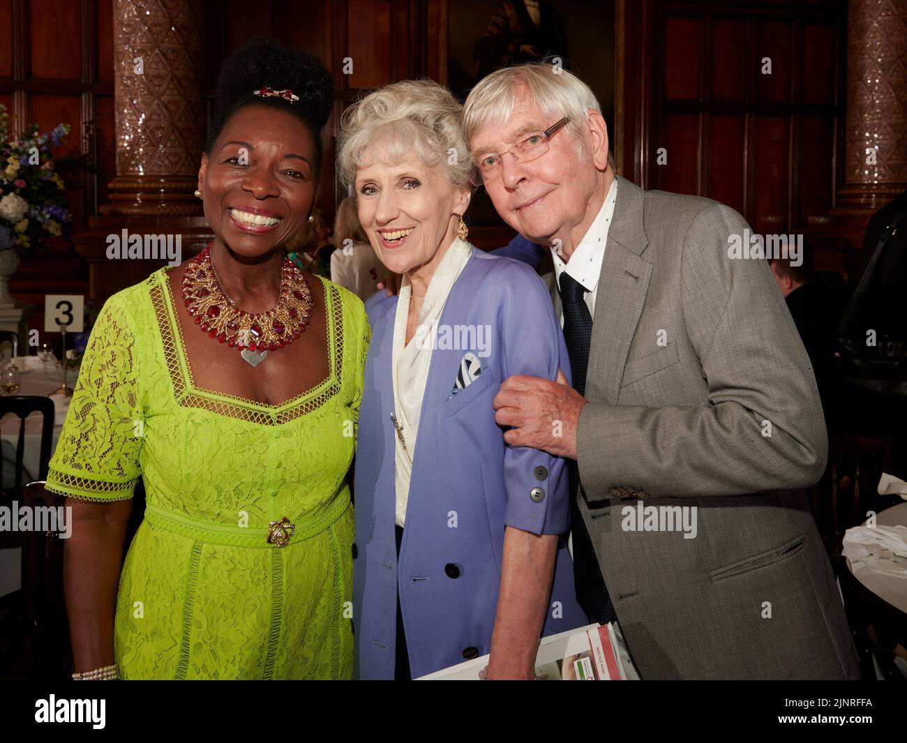 La baronne Floella Benjamin; Anita Dobson; Sir Tom Courtenay au déjeuner pour HRH la duchesse de Cornouailles de 75th ans Banque D'Images