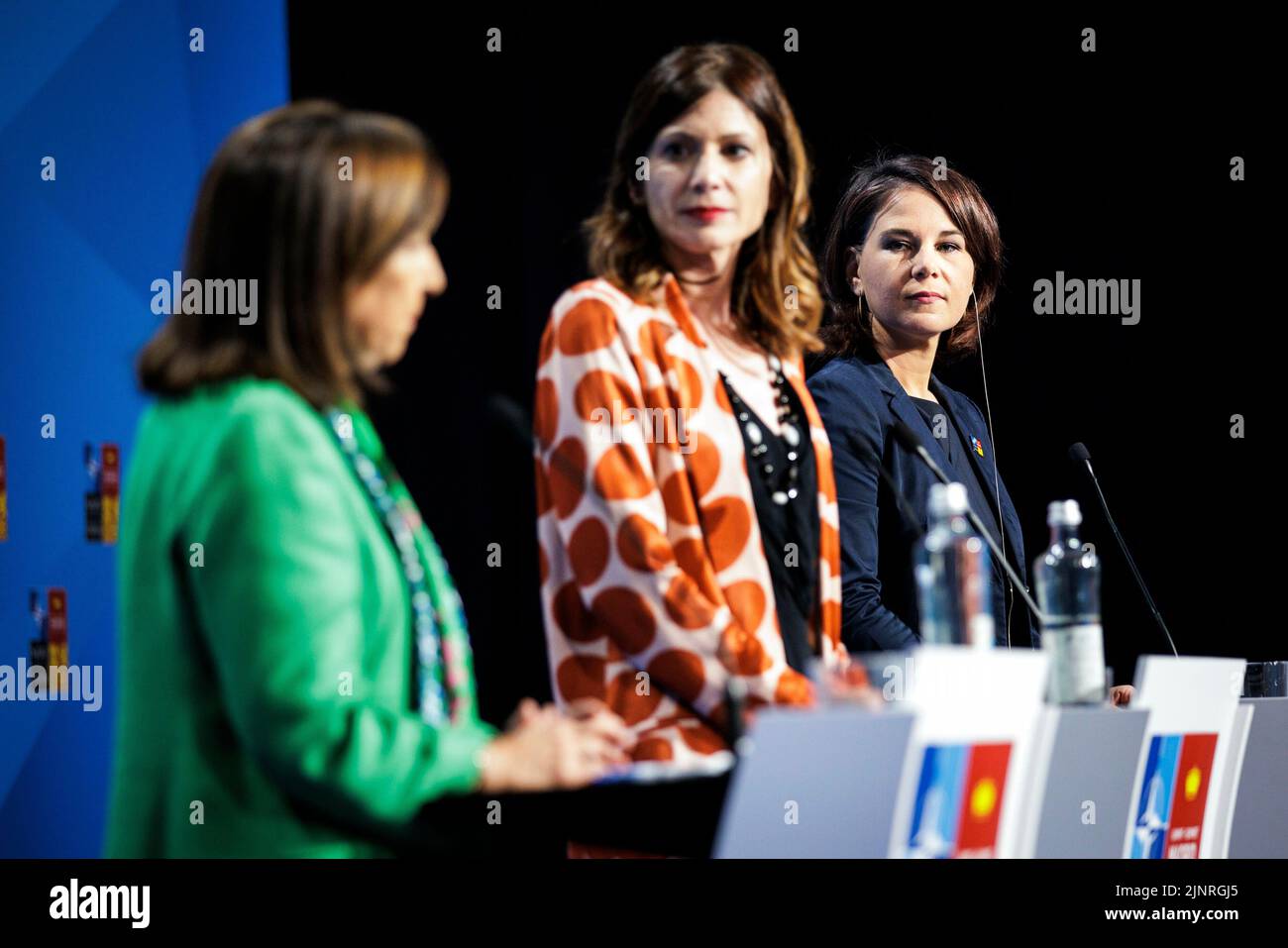 (RL): Annalena Baerbock, Ministre fédéral des affaires étrangères, a enregistré lors d'une conférence de presse sur "la femme, la paix et la sécurité" avec Irene Fellin, Représentante spéciale du Secrétaire général pour les femmes, la paix et la sécurité, et Margarita Robles, Ministre de la défense de l'Espagne, au Sommet de l'OTAN. Madrid, 06/30/2022. Banque D'Images