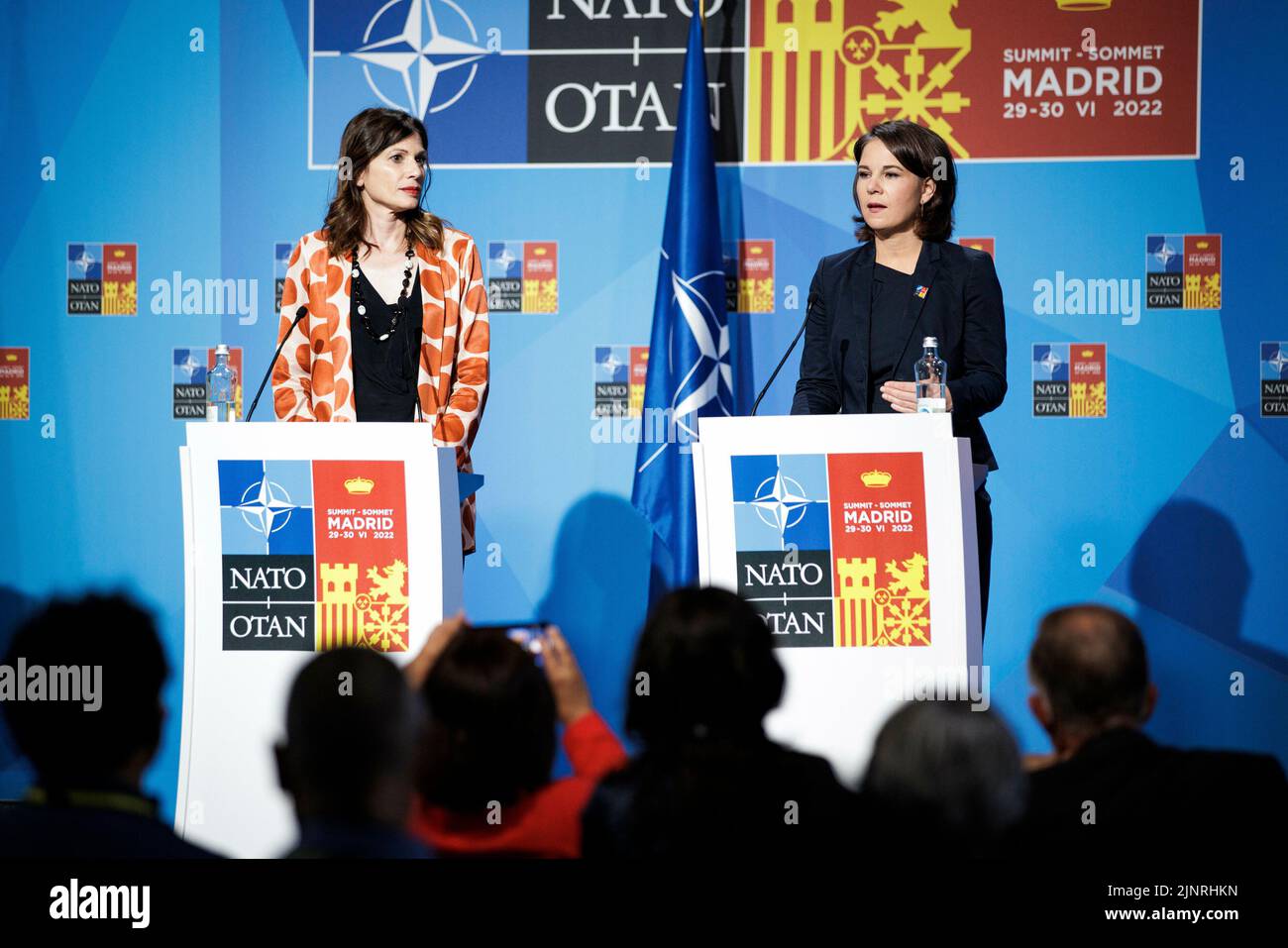 Madrid, espagnol. 30th juin 2022. (RL): Annalena Baerbock, Ministre fédérale des affaires étrangères, lors d'une conférence de presse sur la femme, la paix et la sécurité, en compagnie d'Irene Fellin, Représentante spéciale du Secrétaire général pour les femmes, la paix et la sécurité, au sommet de l'OTAN. Madrid, 06/30/2022. Credit: dpa/Alay Live News Banque D'Images