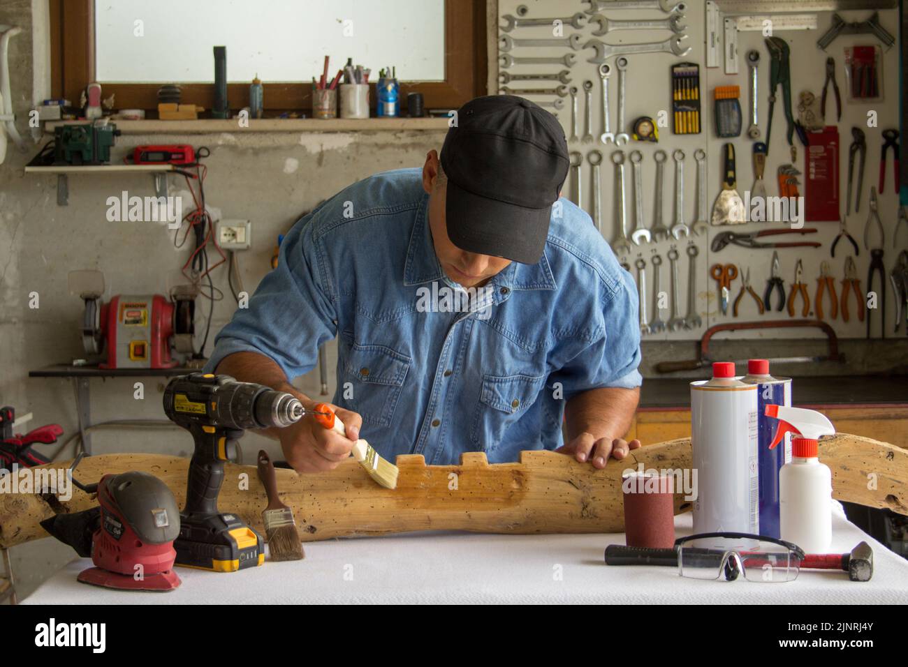 Image d'un artisan artisanal qui restaure une ancienne poutre en bois. Problème de ver à bois sur les meubles anciens. Banque D'Images