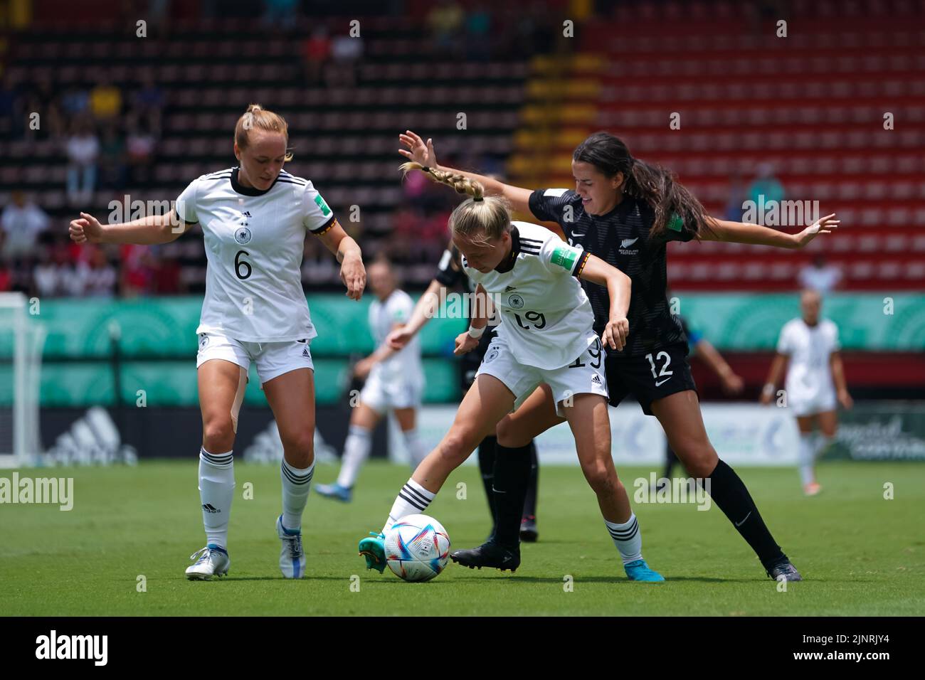 Alajuela, Costa Rica. 13th août 2022. Alajuela, Costa Rica, 13 août 2022: AVA Collins (12 Nouvelle-Zélande) et Beke Sterner (19 Allemagne) se disputent le ballon (duel) lors de la coupe du monde FIFA U20 Womens Costa Rica 2022 match de football entre l'Allemagne et la Nouvelle-Zélande à Morera Soto à Alajuela, Costa Rica. (Daniela Porcelli/SPP) crédit: SPP Sport presse photo. /Alamy Live News Banque D'Images