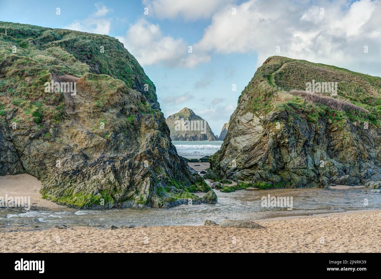 La baie de Holywell, sous le soleil d'hiver, a adoré ses immenses dunes de sable couvertes d'herbe et ses grandes îles rocheuses au large de la jolie plage de sable. Banque D'Images
