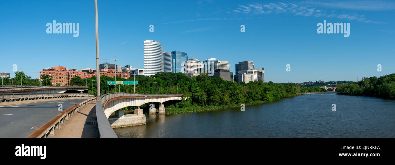 Arlington, Virginie - 4 juin 2022: Vue sur le centre-ville d'Arlington et le fleuve Potomac depuis le pont Theodore Roosevelt Banque D'Images