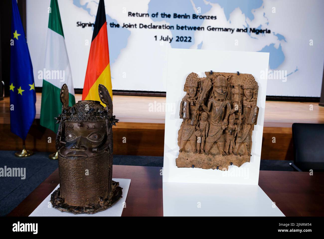 Cliché détaillé d'un bronze du Bénin, pris lors d'un événement à l'occasion de la signature d'une déclaration politique sur les bronzes du Bénin. L'Allemagne et le Nigéria signent un accord pour le retour des bronzes du Bénin au Bureau fédéral des affaires étrangères. Berlin, 1 juillet 2022 Banque D'Images