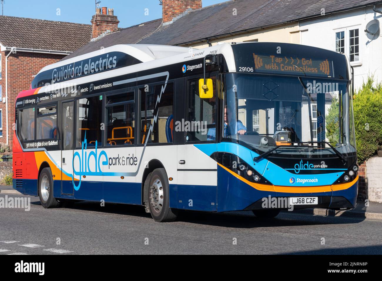 Bus électrique, un véhicule Stagecoach Guildford Electrics alimenté par batterie Zenobē, service Park & Ride depuis la gare d'Alton, Hampshire, Angleterre, Royaume-Uni Banque D'Images