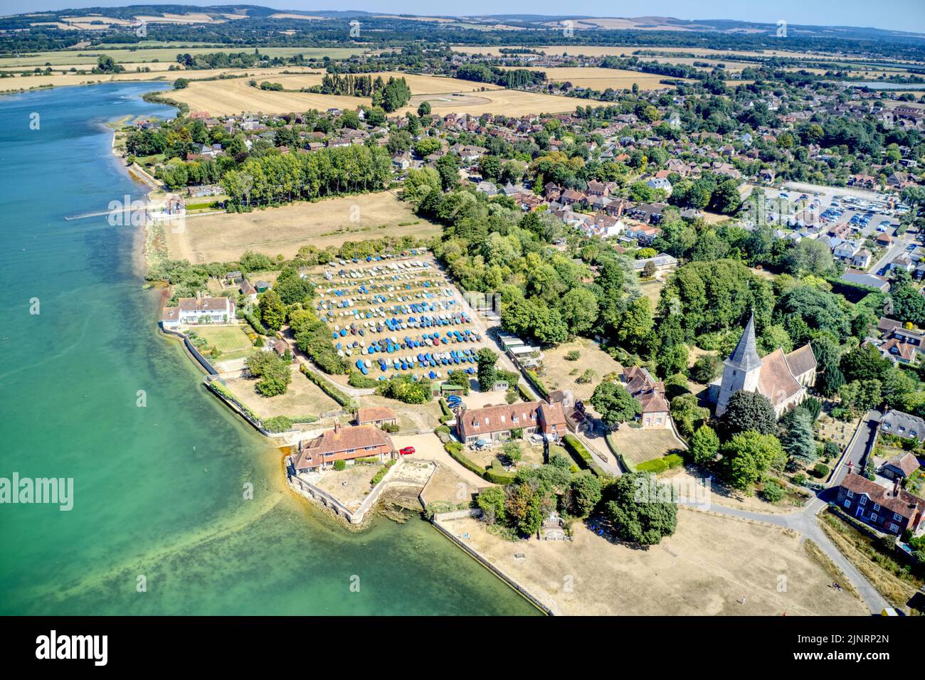Survoler le magnifique village de Bosham, un lieu de voile populaire dans l'ouest de l'Angleterre du Sussex, l'église de la Sainte Trinité saxonne peut être vu clairement. Banque D'Images