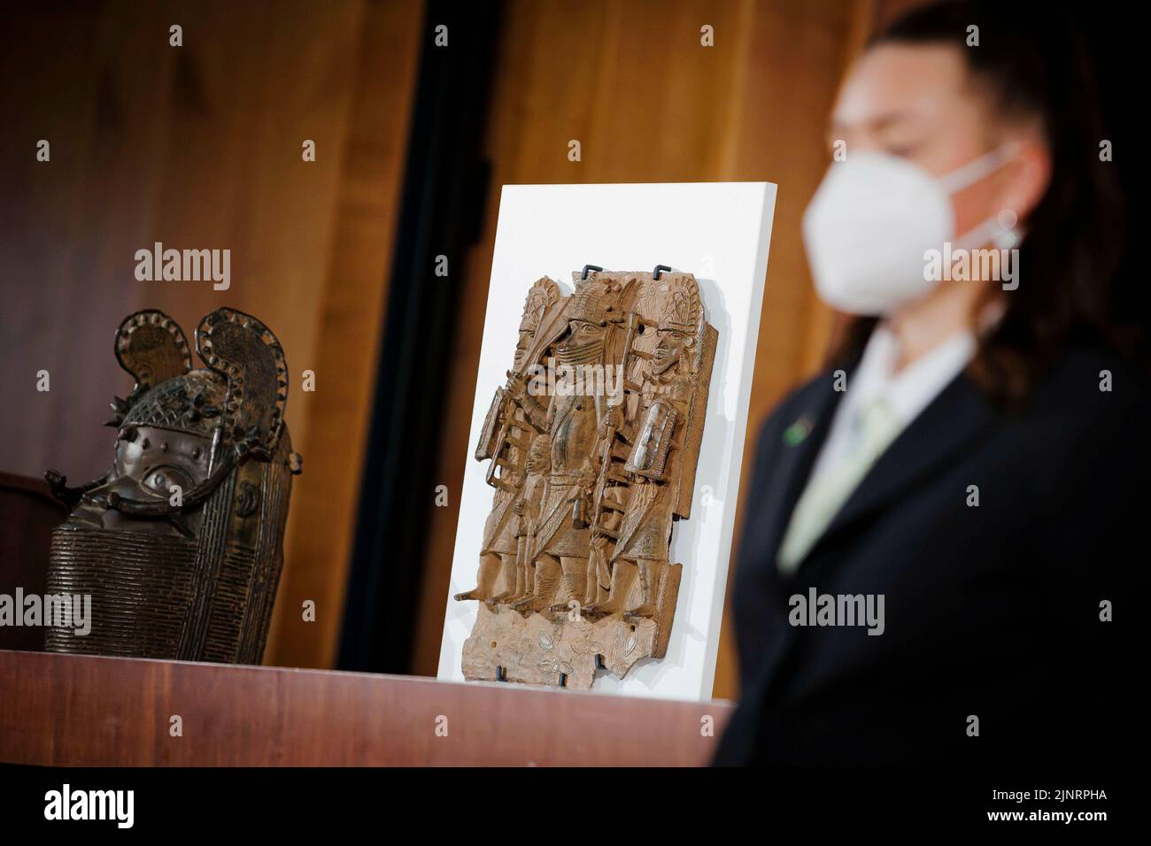 Cliché détaillé d'un bronze du Bénin, pris lors d'un événement à l'occasion de la signature d'une déclaration politique sur les bronzes du Bénin. L'Allemagne et le Nigéria signent un accord pour le retour des bronzes du Bénin au Bureau fédéral des affaires étrangères. Berlin, 1 juillet 2022 Banque D'Images