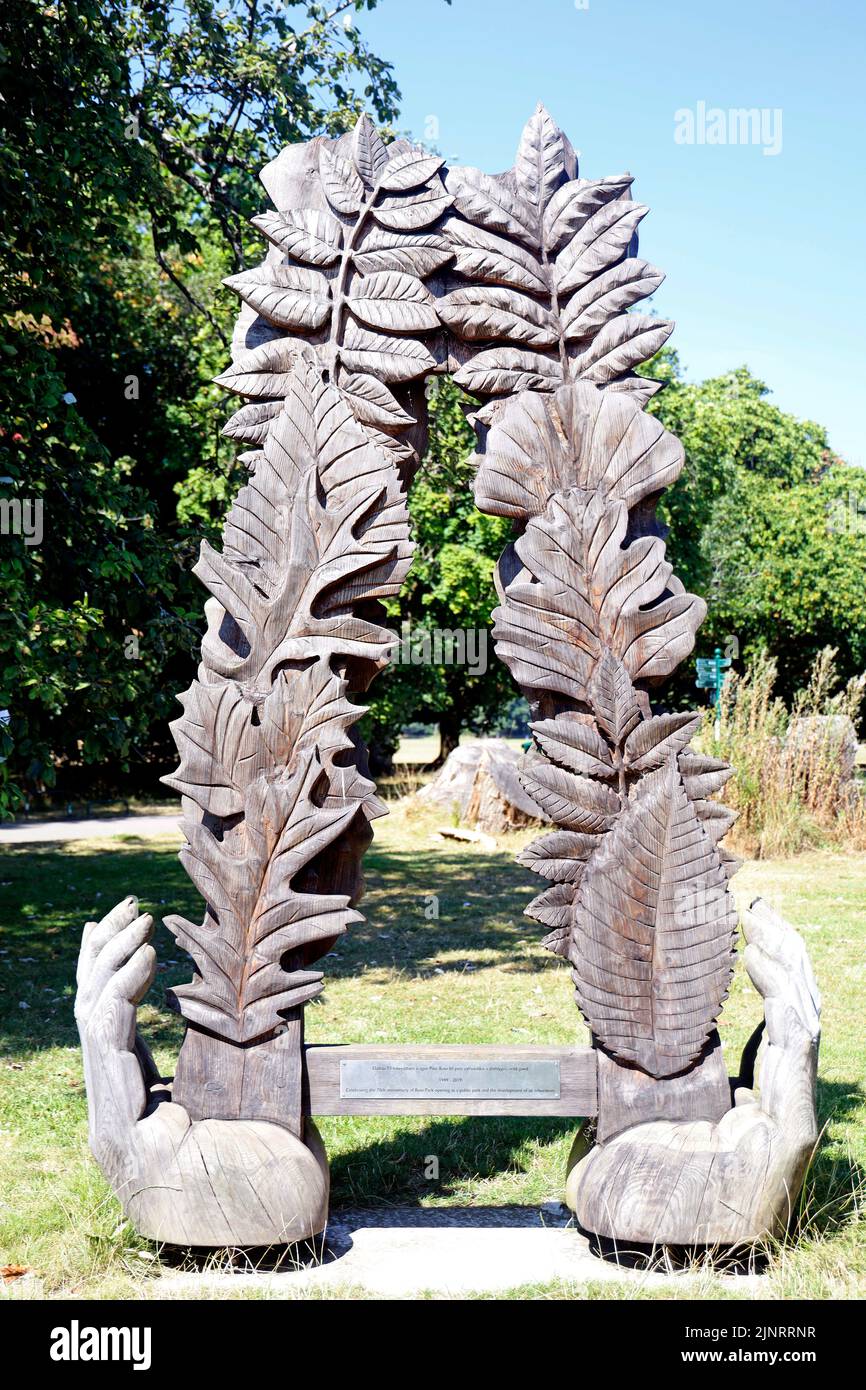 Sculpture en bois / installation de sculpture Bute Park, commémorant l'ouverture de l'arboretum Cardiff été 2022 août Banque D'Images