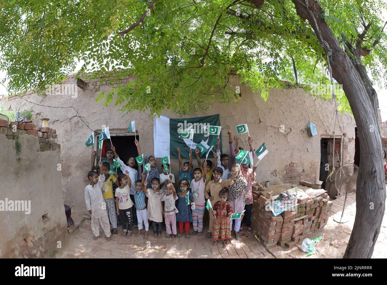 Lahore, Punjab, Pakistan. 12th août 2022. Les enfants et les travailleurs pakistanais de la United social Welfare Society fêtent le jour de l'indépendance du 75th au 14 janvier à l'occasion du four à briques de Lahore. Le jour de l'indépendance (y?um-e-?z?di), observé chaque année le 14 août, est un jour férié national au Pakistan. Elle commémore le jour où le Pakistan a obtenu son indépendance et a été déclaré État souverain après la fin de l'empire britannique en 1947. Le Pakistan a vu le jour grâce au mouvement pakistanais, qui visait la création d'un État musulman indépendant dans les régions du nord-ouest o Banque D'Images