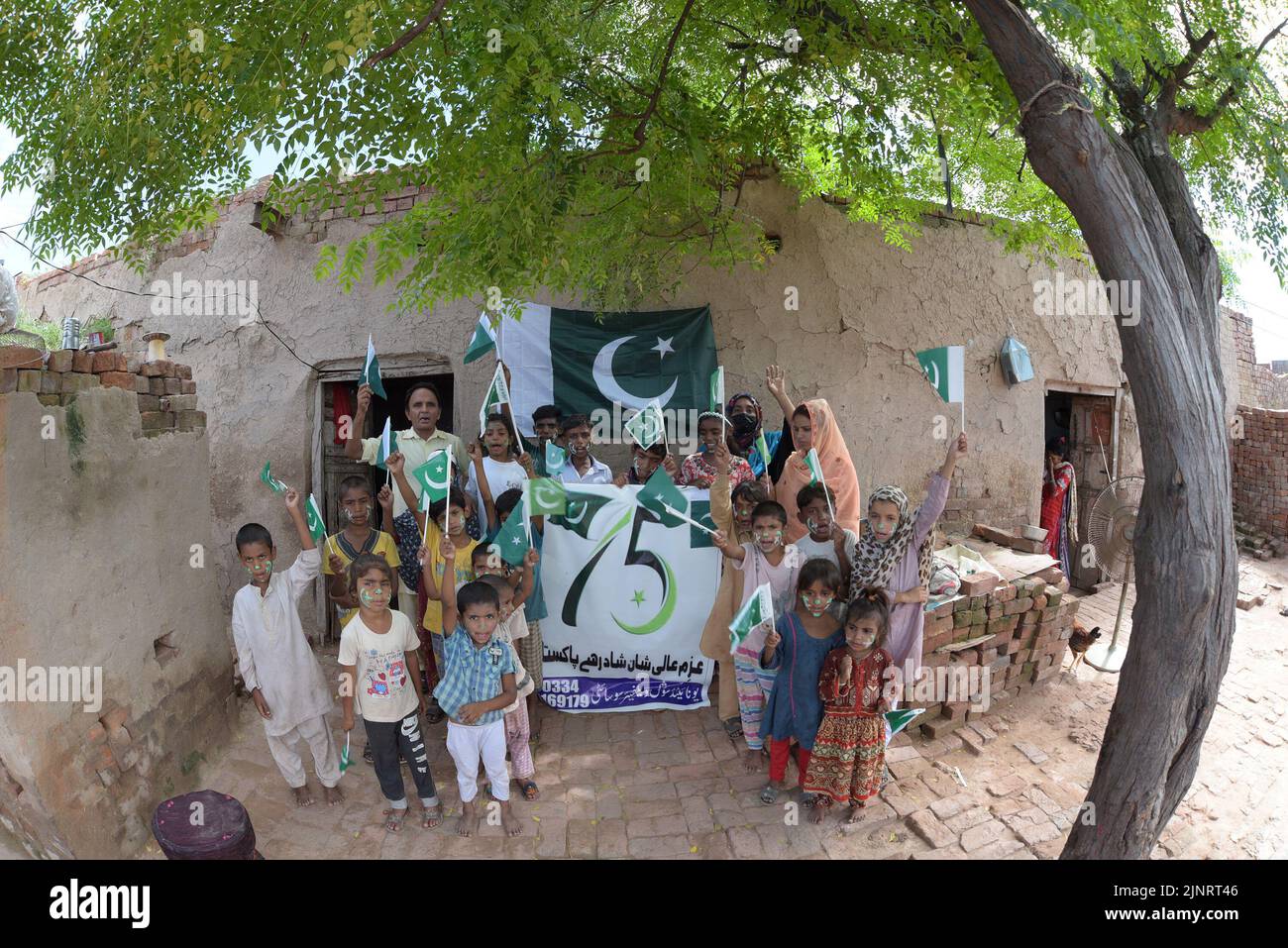 Lahore, Punjab, Pakistan. 12th août 2022. Les enfants et les travailleurs pakistanais de la United social Welfare Society fêtent le jour de l'indépendance du 75th au 14 janvier à l'occasion du four à briques de Lahore. Le jour de l'indépendance (y?um-e-?z?di), observé chaque année le 14 août, est un jour férié national au Pakistan. Elle commémore le jour où le Pakistan a obtenu son indépendance et a été déclaré État souverain après la fin de l'empire britannique en 1947. Le Pakistan a vu le jour grâce au mouvement pakistanais, qui visait la création d'un État musulman indépendant dans les régions du nord-ouest o Banque D'Images