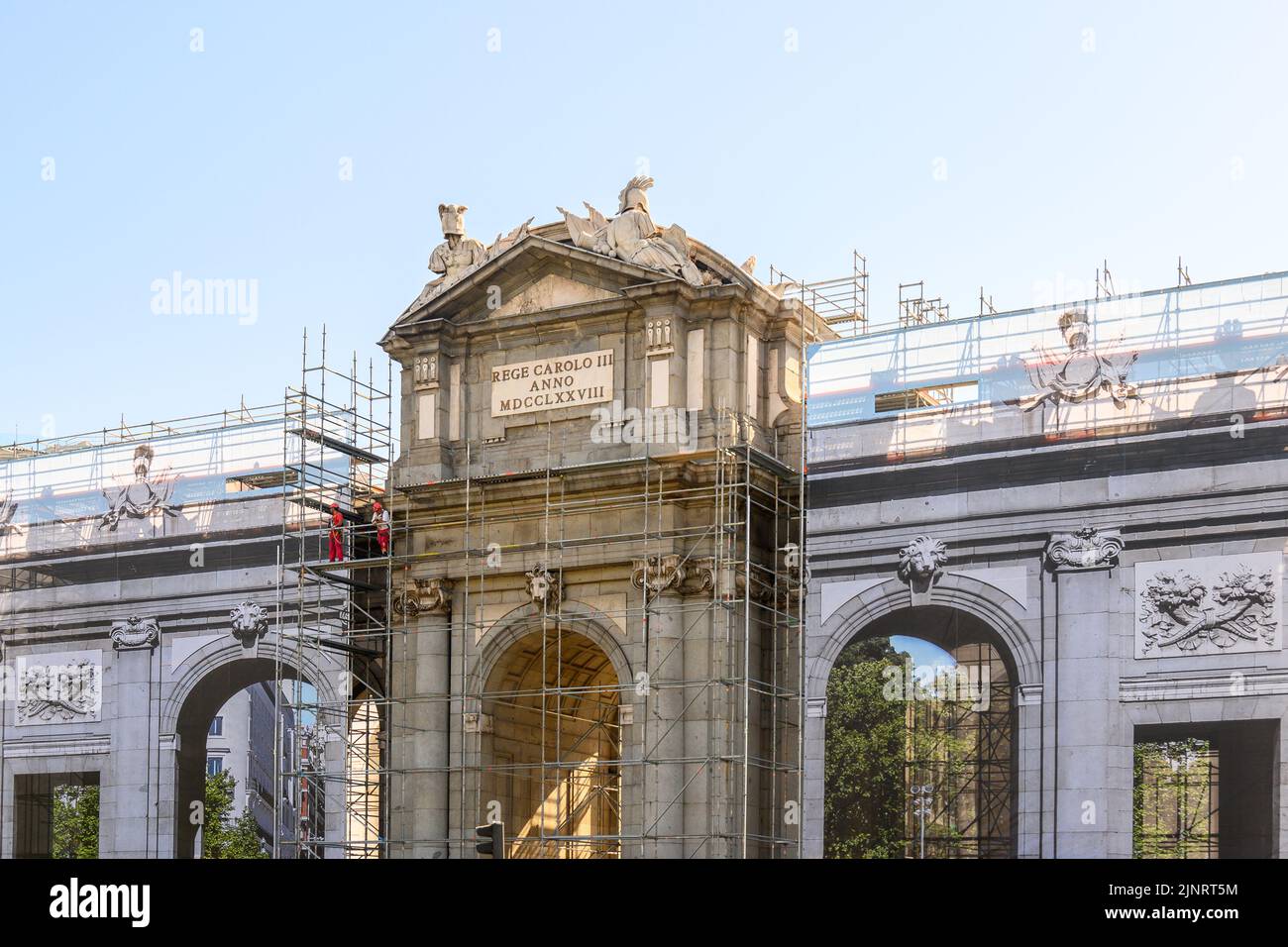 La porte d'Alcala (Puerta de Alcalá) est en cours de revitalisation ou de réparation. La célèbre structure est une attraction touristique. Banque D'Images