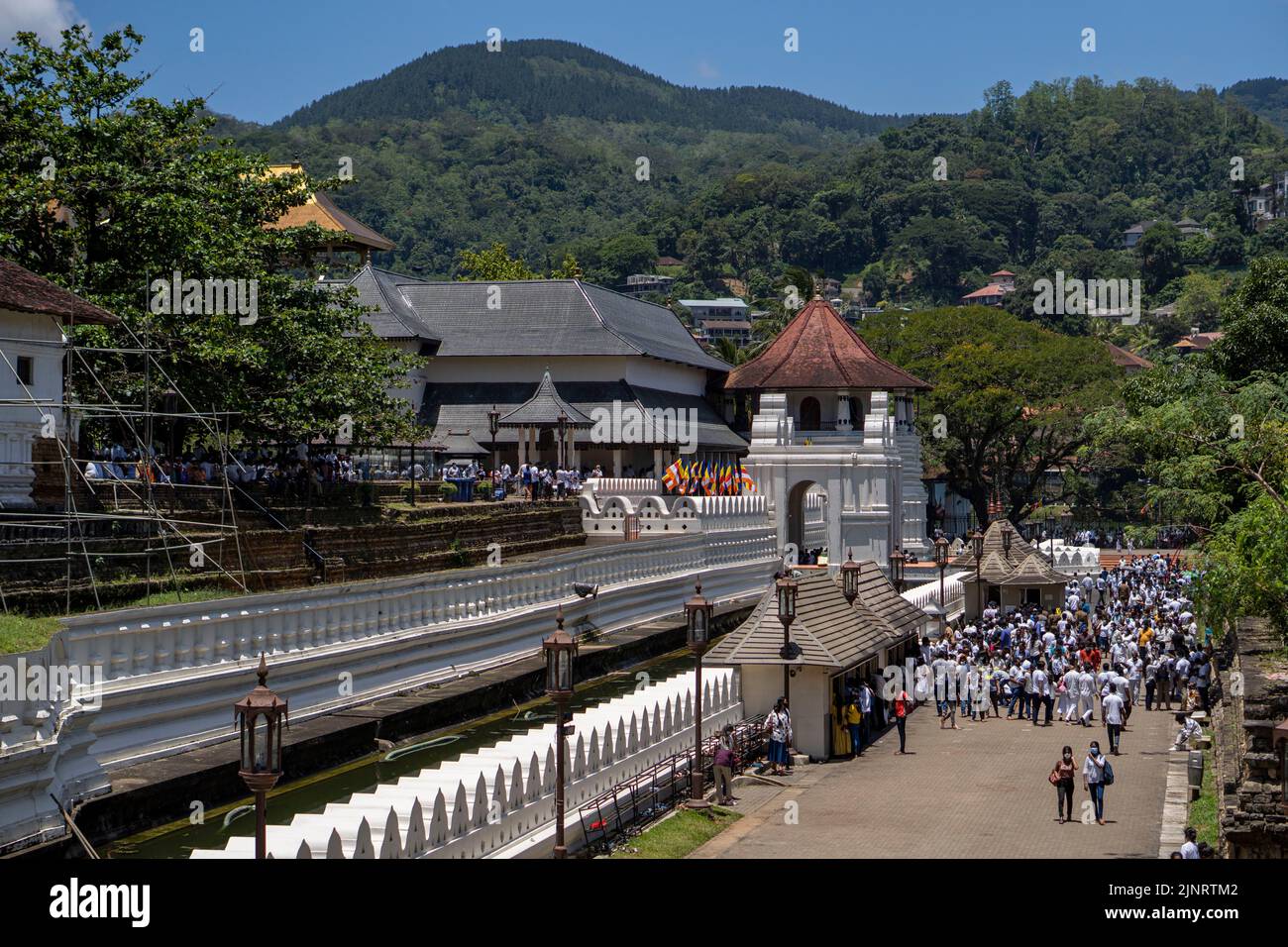 Kandy, Centre, Sri Lanka. 10th août 2022. Un grand nombre de dévotés locaux et de touristes étrangers sont venus assister à l'Esala Maha Perahera à Kandy. (Credit image: © Isura Nimantha/Pacific Press via ZUMA Press Wire) Banque D'Images